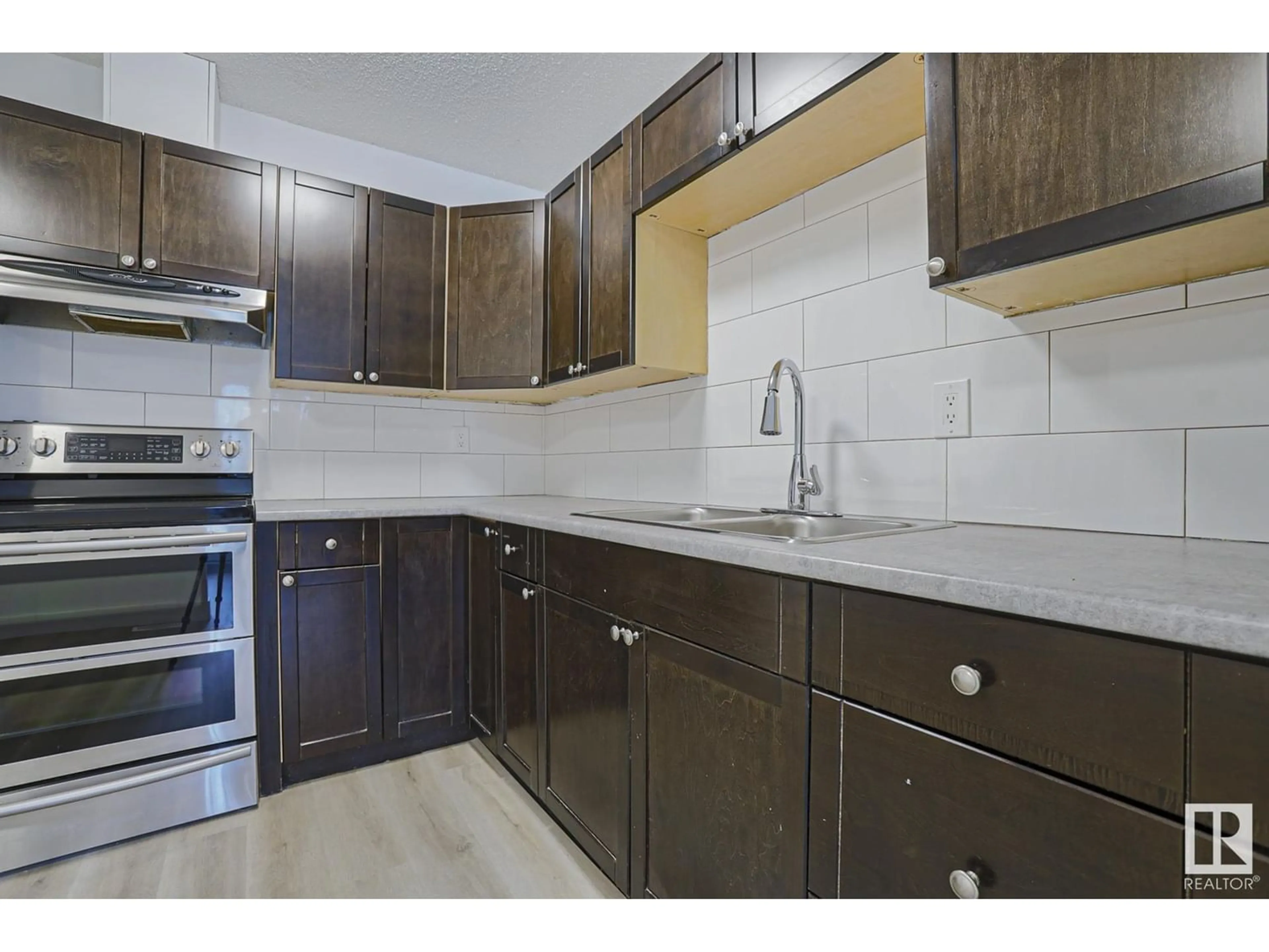 Standard kitchen for 1615 Knottwood RD N NW, Edmonton Alberta T6K2N3