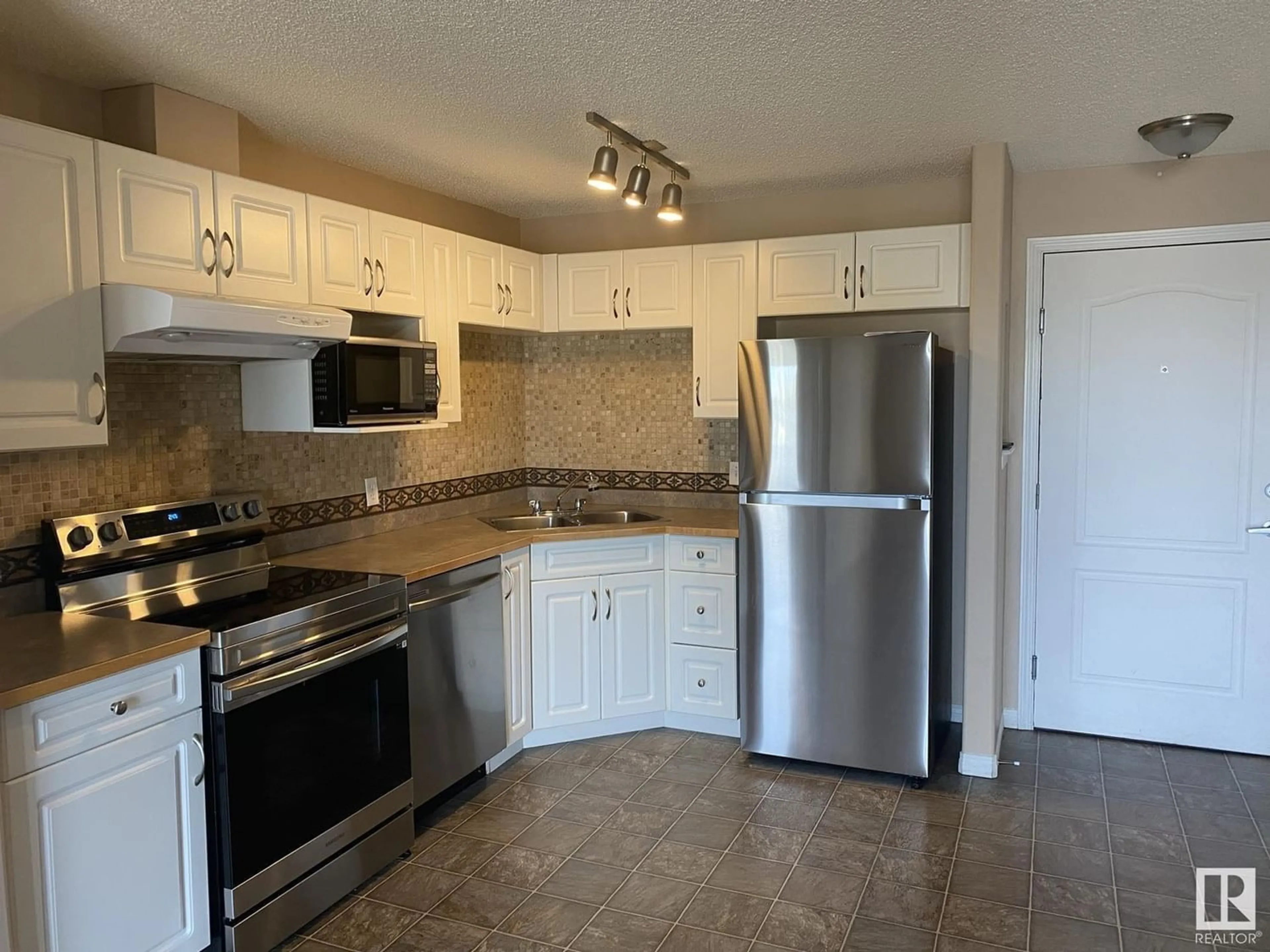 Standard kitchen for #323 3425 19 ST NW, Edmonton Alberta T6T2B5