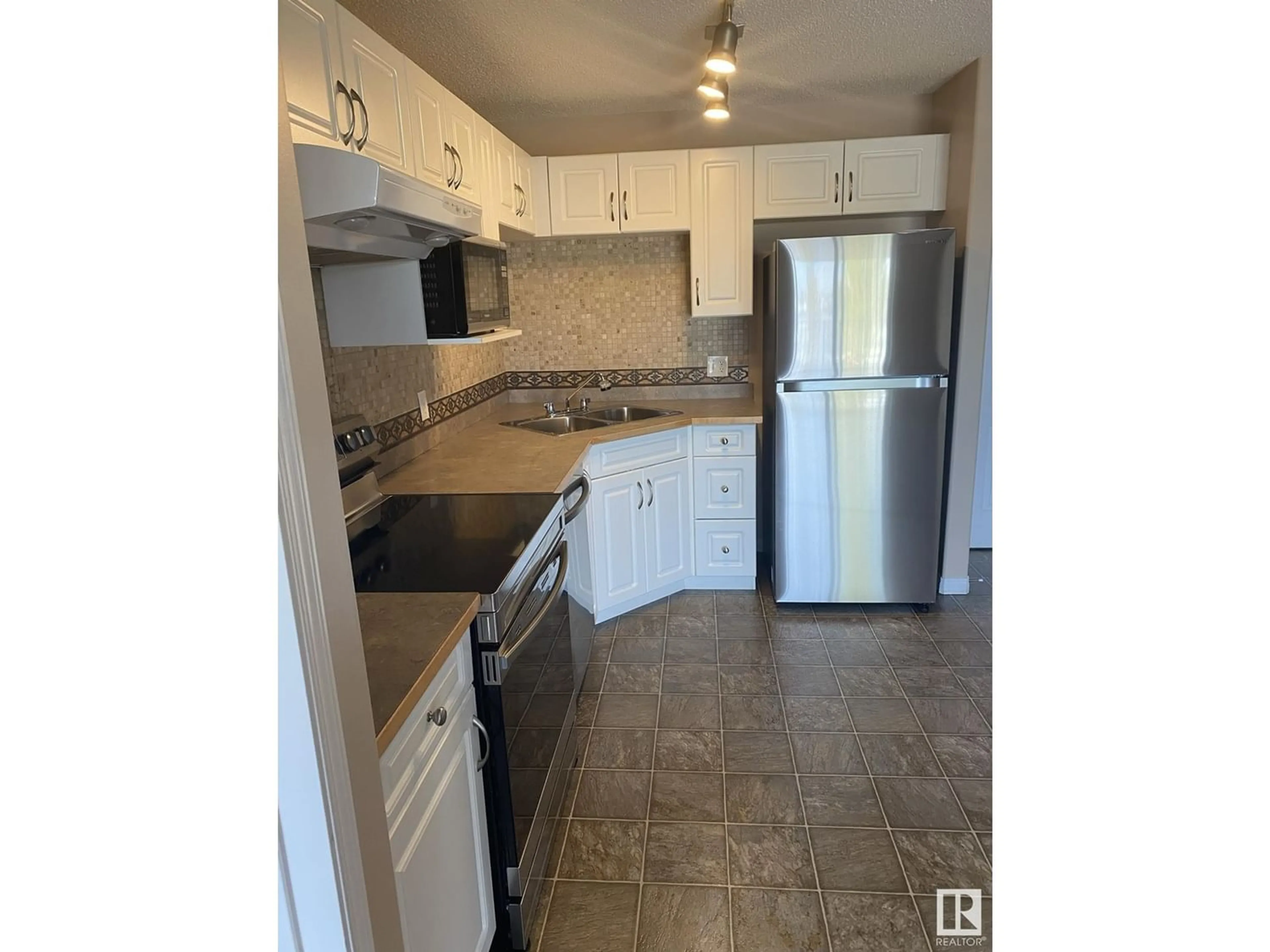 Standard kitchen for #323 3425 19 ST NW, Edmonton Alberta T6T2B5