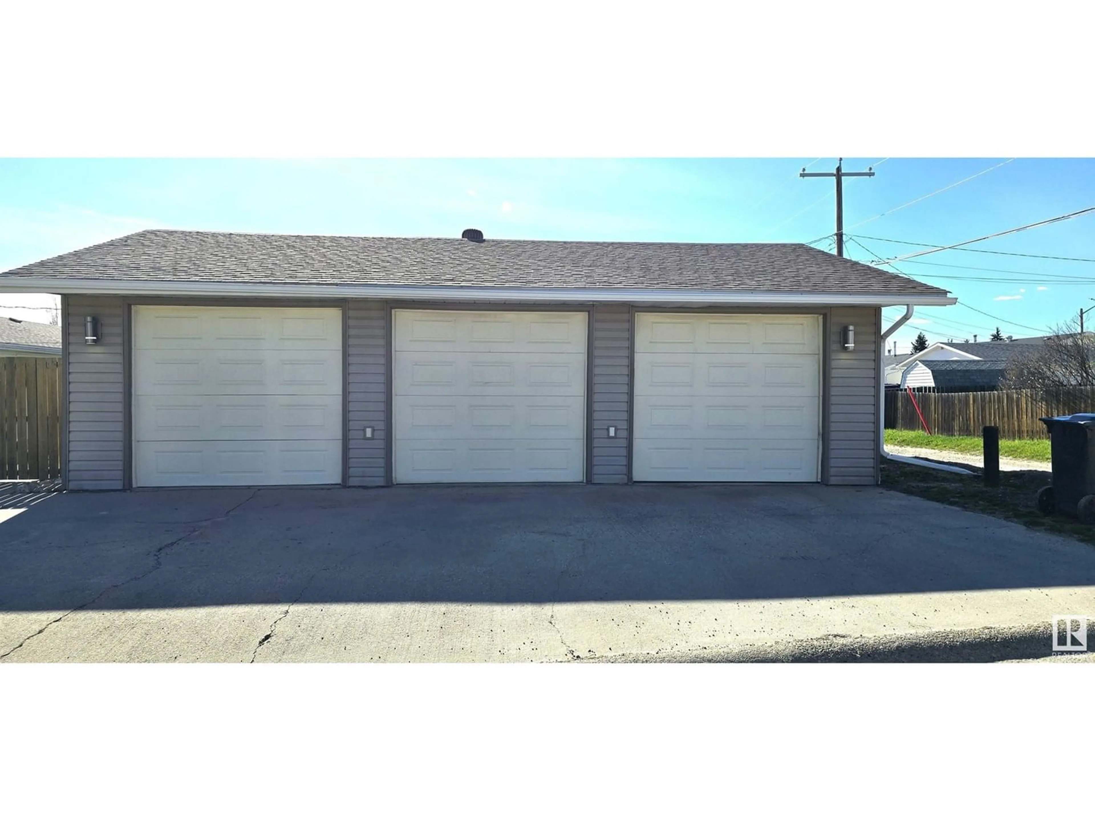 Indoor garage for 5504 45 AV, Drayton Valley Alberta T7A1K3