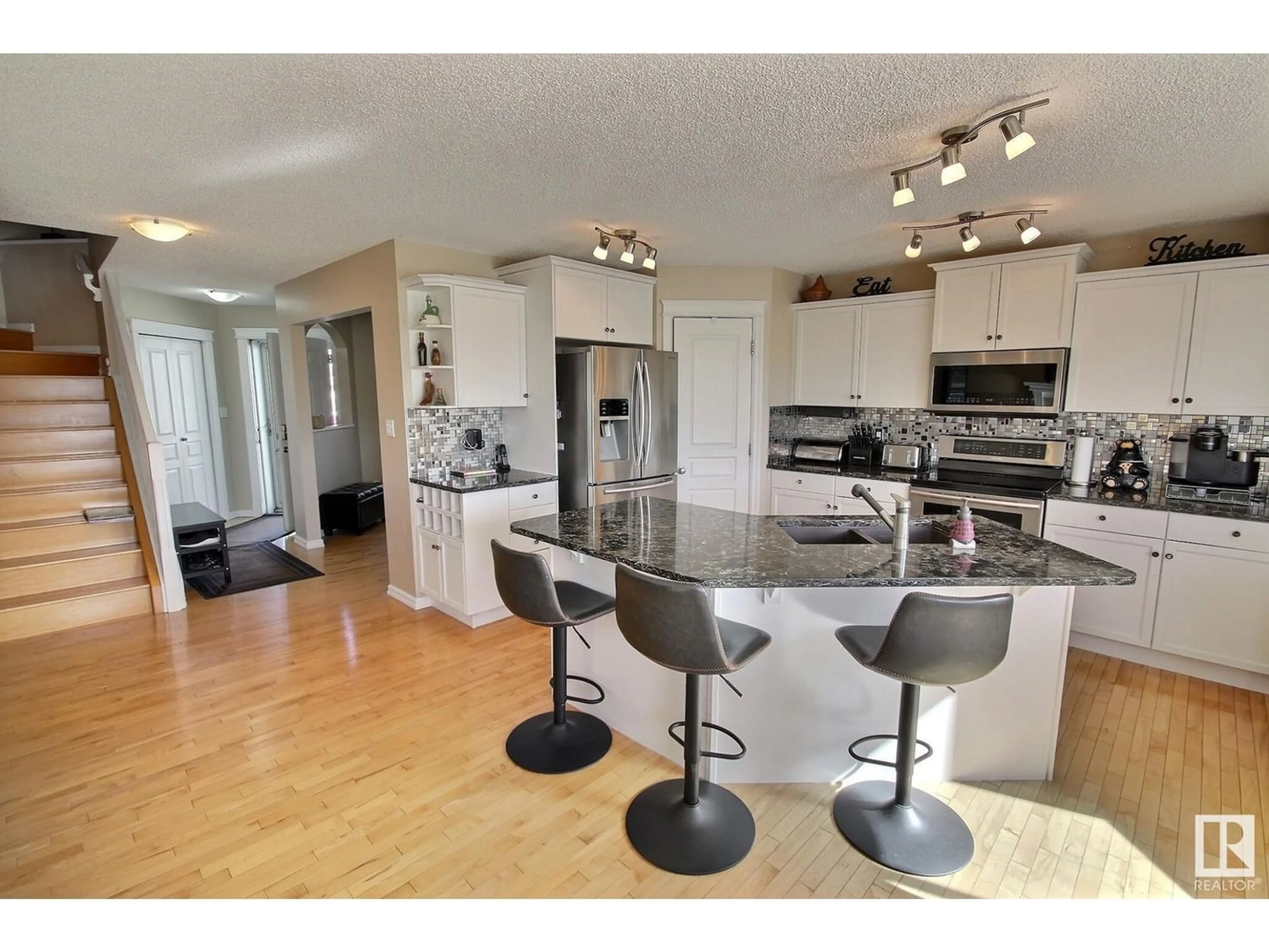 Contemporary kitchen for 426 86 ST SW, Edmonton Alberta T6X1G3