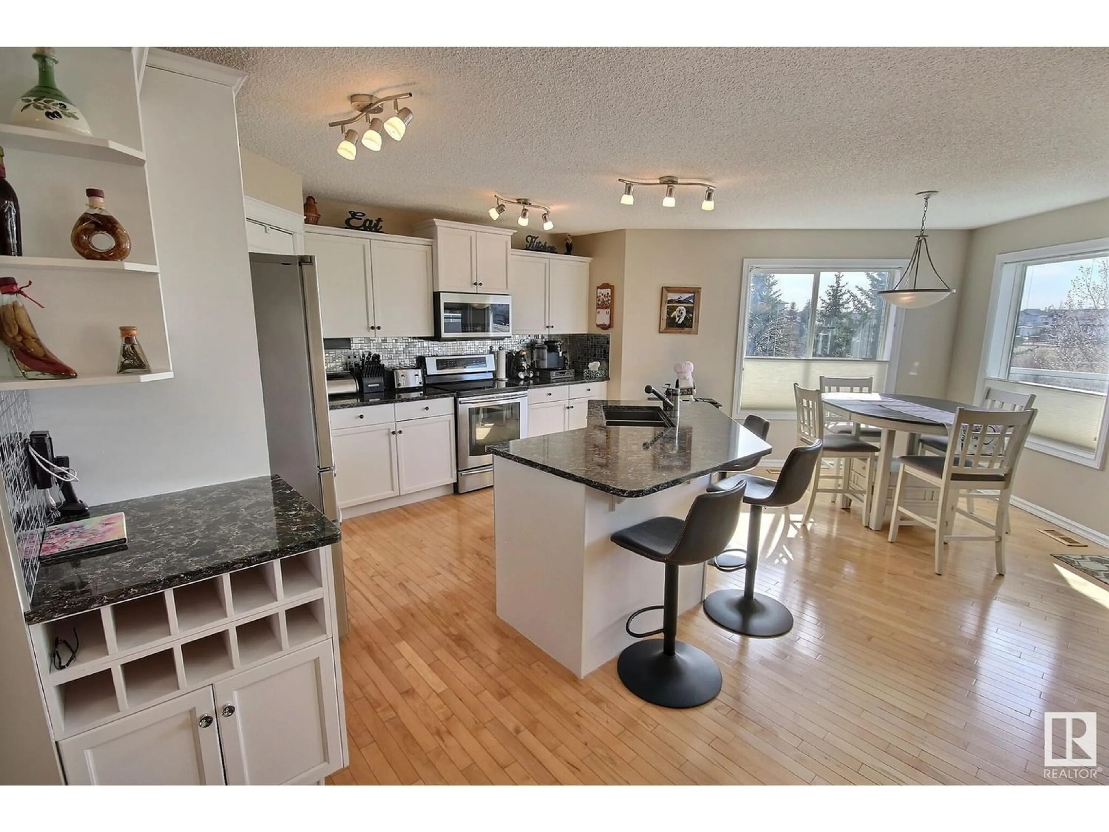 Kitchen for 426 86 ST SW, Edmonton Alberta T6X1G3