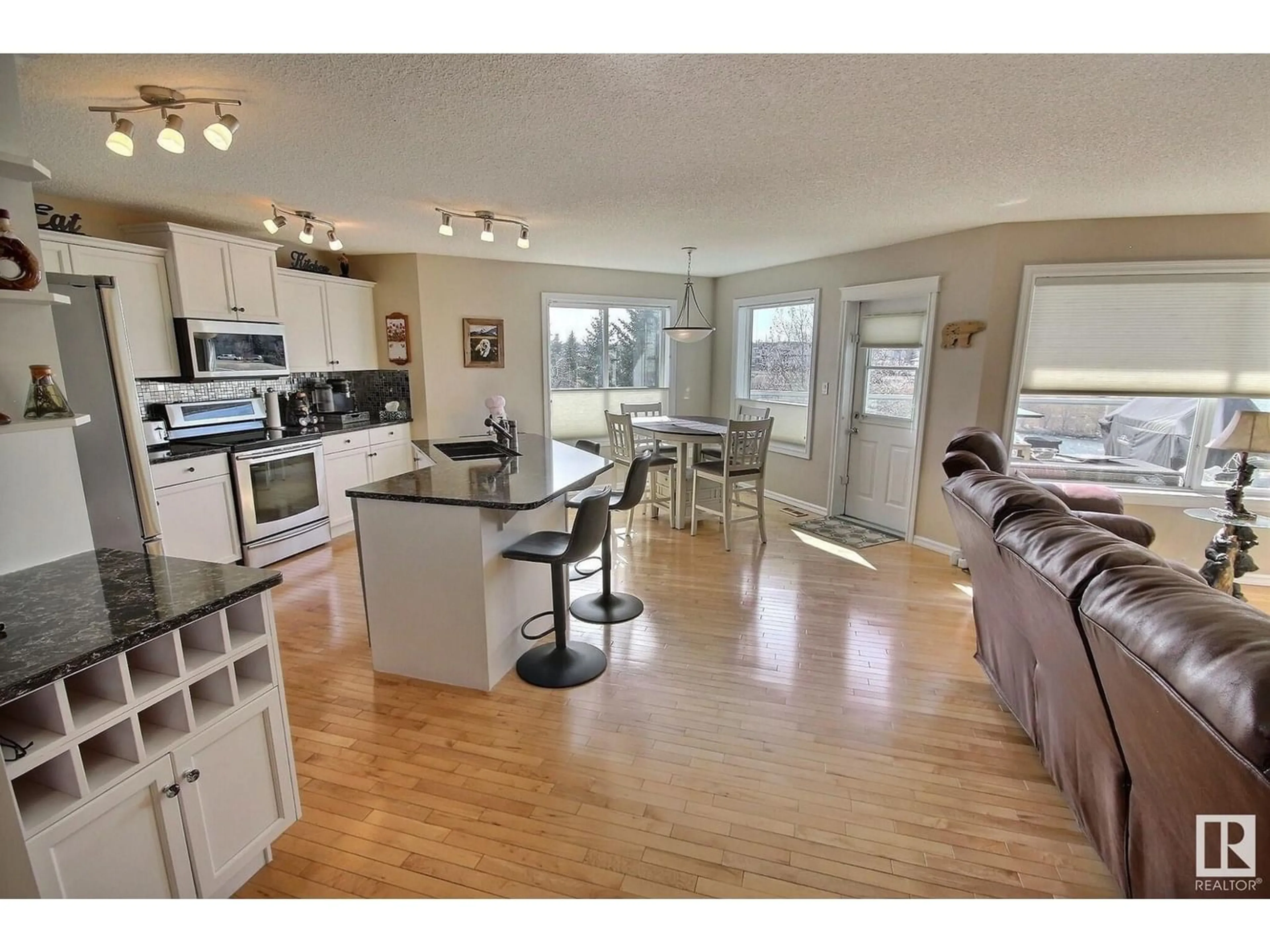 Kitchen for 426 86 ST SW, Edmonton Alberta T6X1G3