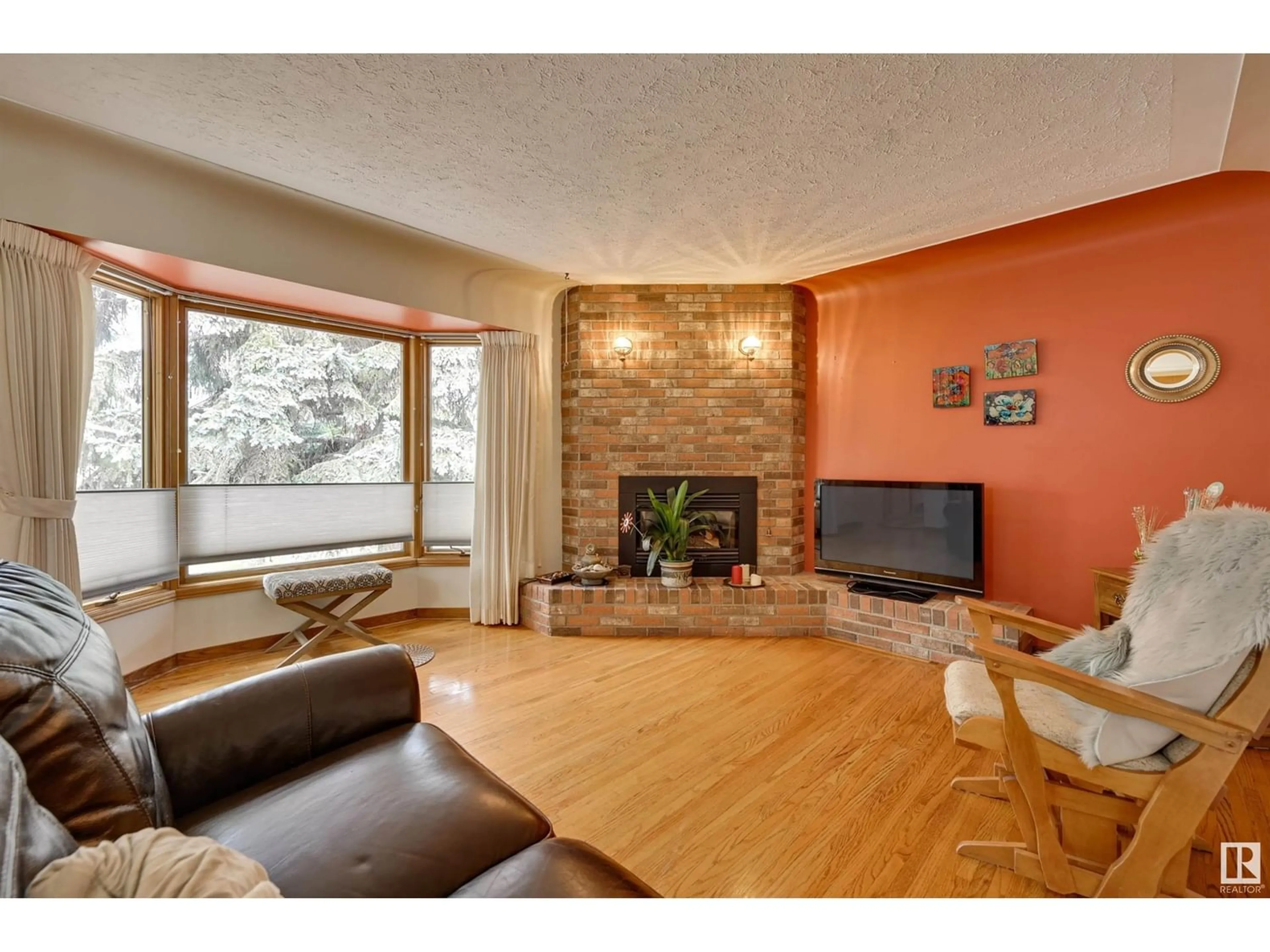 Living room for 9725 143 ST NW, Edmonton Alberta T5N2R3