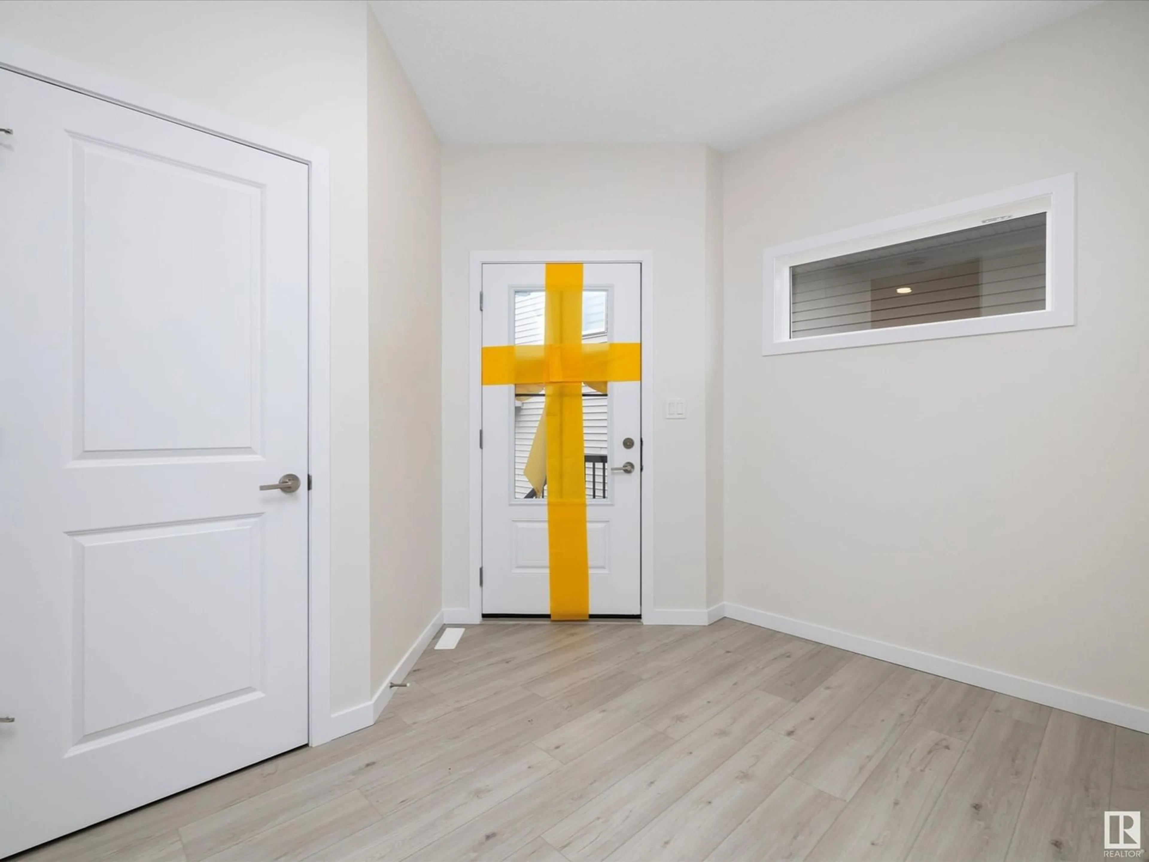 Indoor entryway for 3336 ERLANGER BN NW, Edmonton Alberta T6M1J5