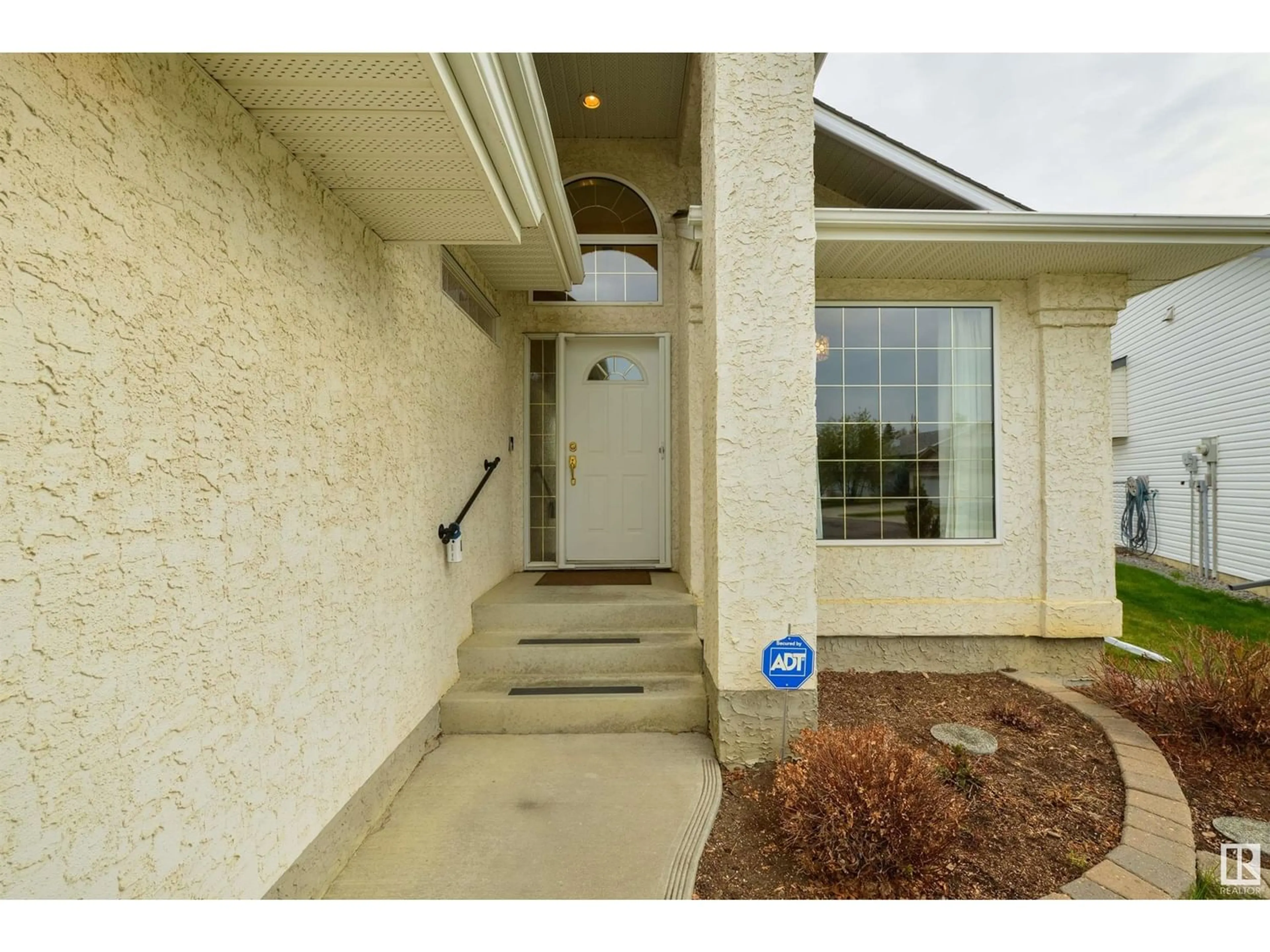 Indoor entryway for 7 DEERFIELD CO, Spruce Grove Alberta T7X4B1