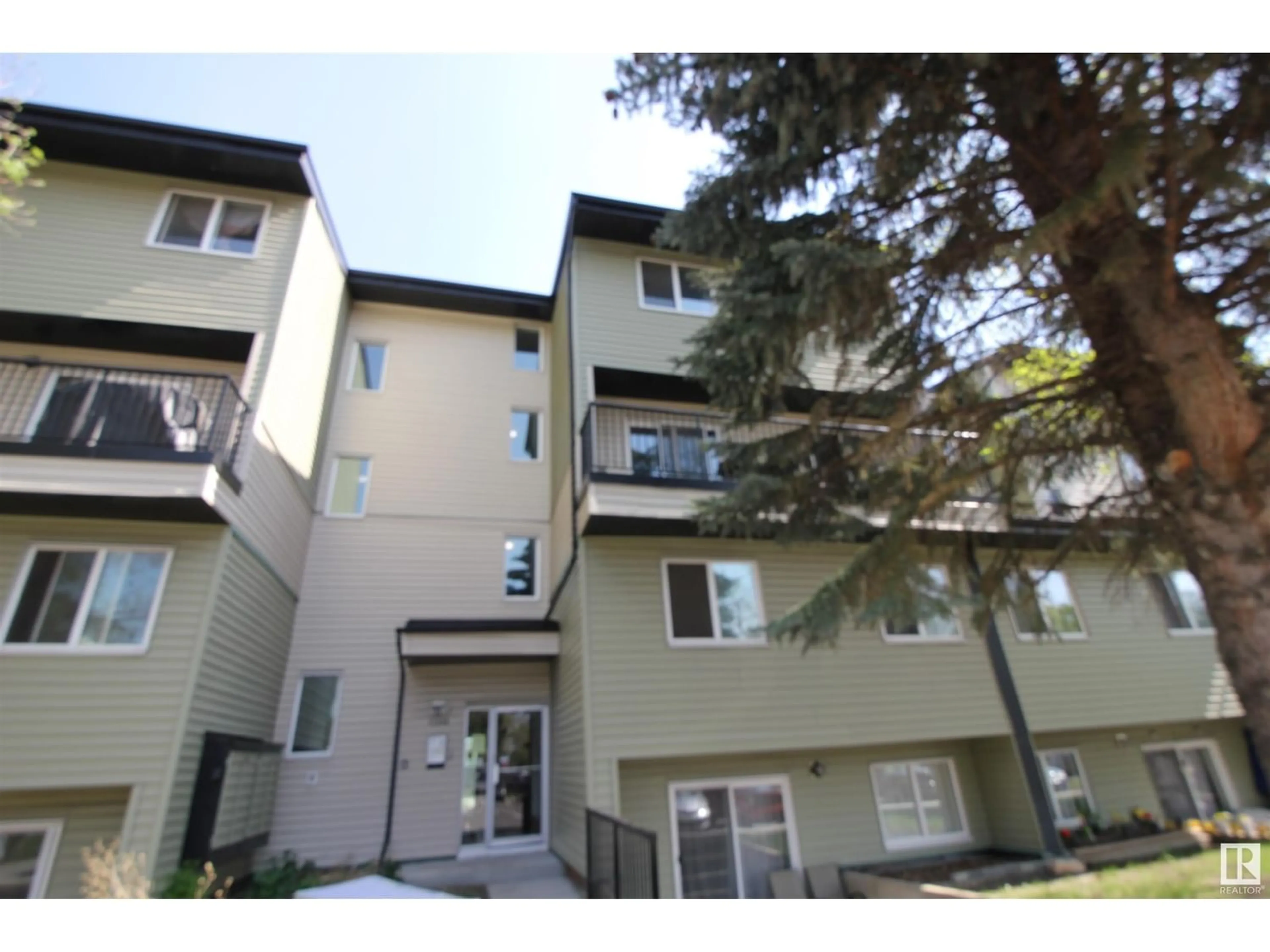 A pic from exterior of the house or condo for #4 13458 FORT RD NW, Edmonton Alberta T5A1C5