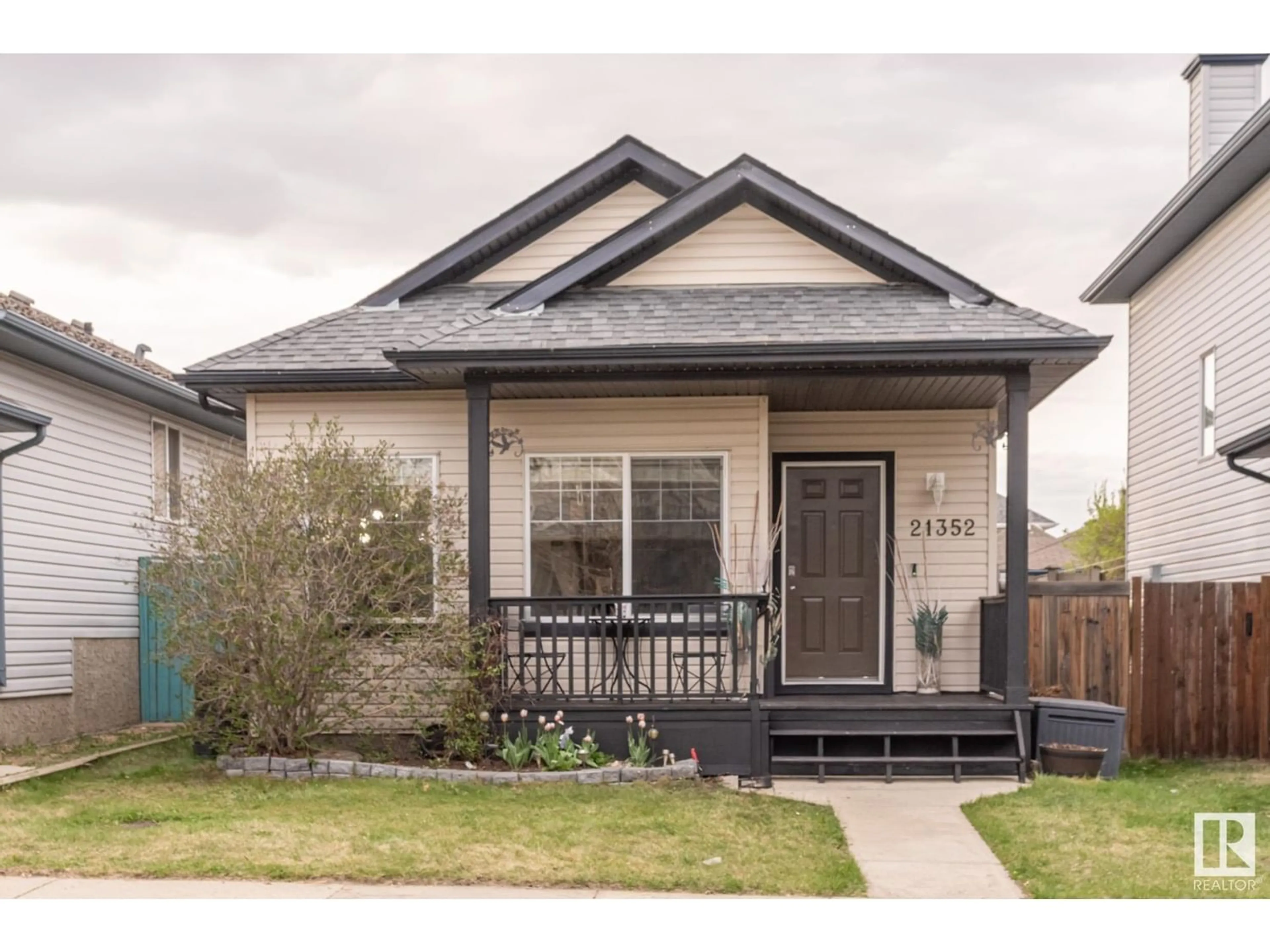 Frontside or backside of a home for 21352 88 AV NW, Edmonton Alberta T5T6V1