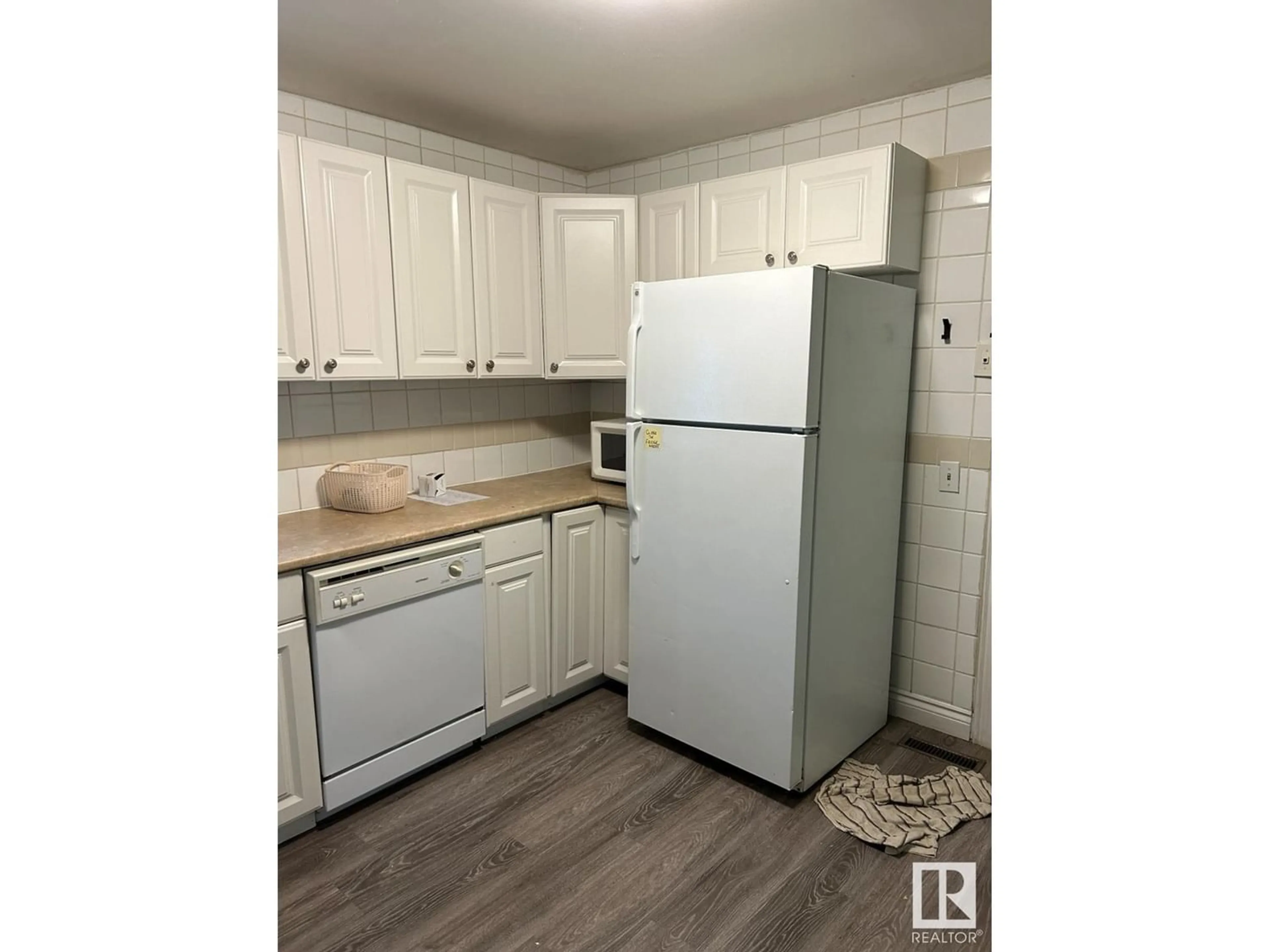 Standard kitchen for 11327 93 ST NW, Edmonton Alberta T5G1C3