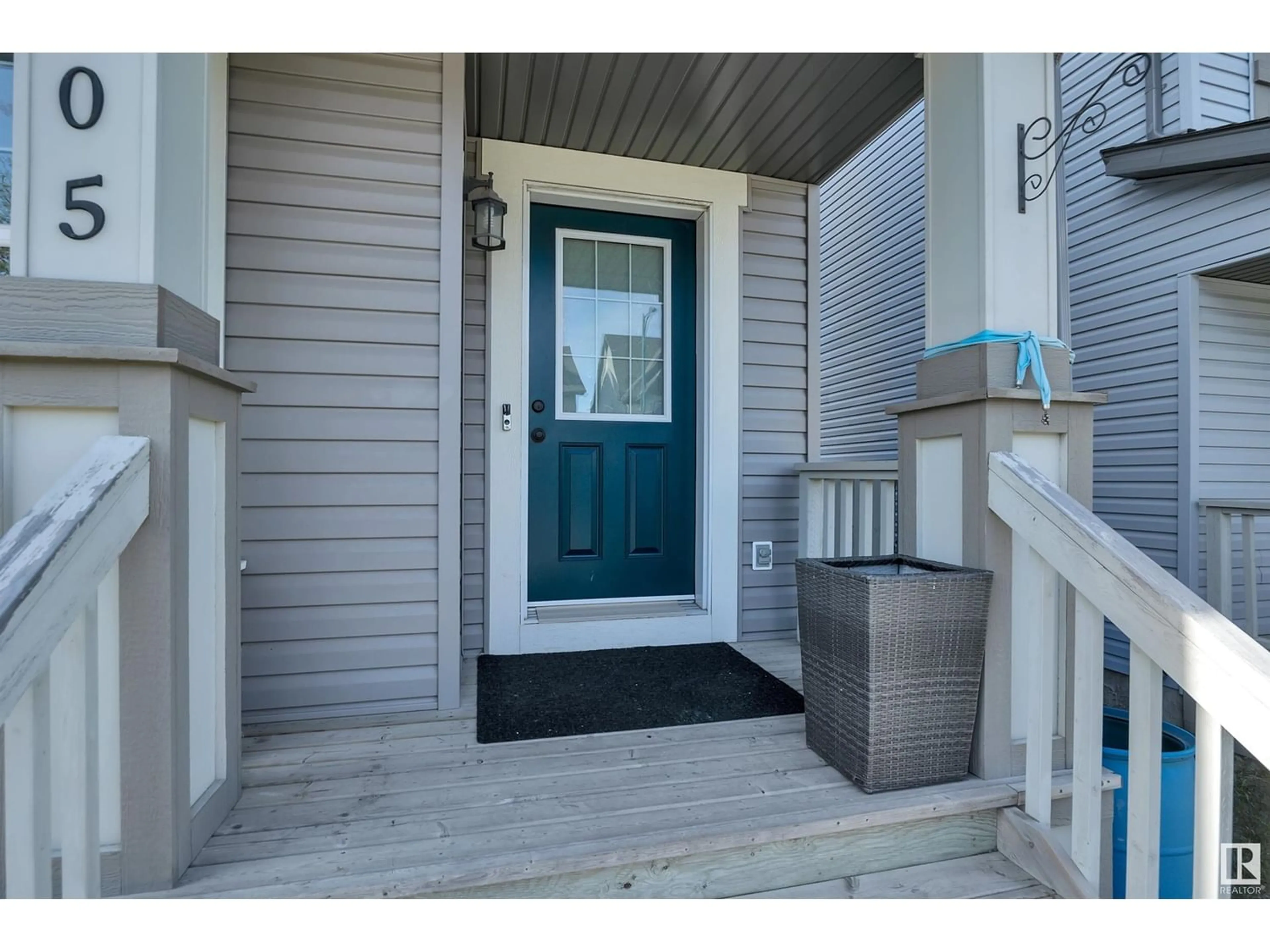 Indoor entryway for 2905 19 AV NW NW, Edmonton Alberta T6T0N6