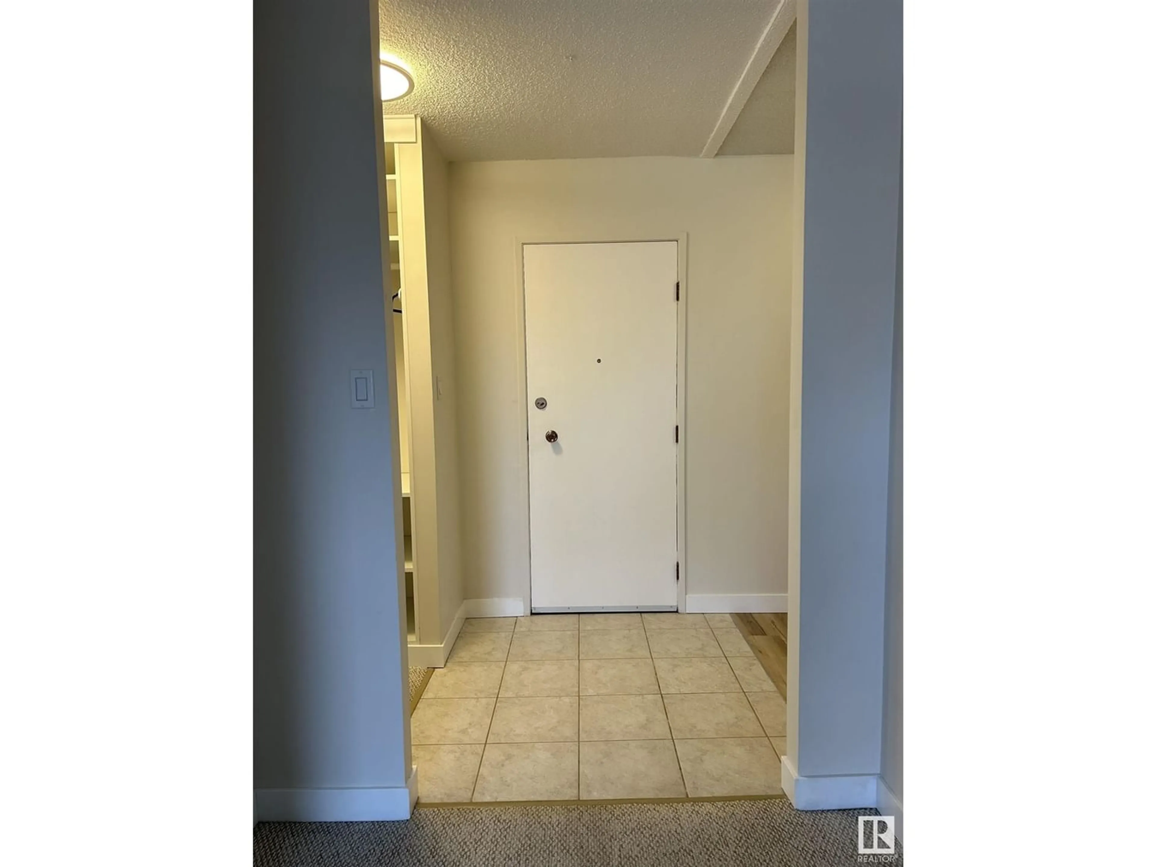 Indoor entryway for #21 11112 129 ST NW, Edmonton Alberta T5M0Y5