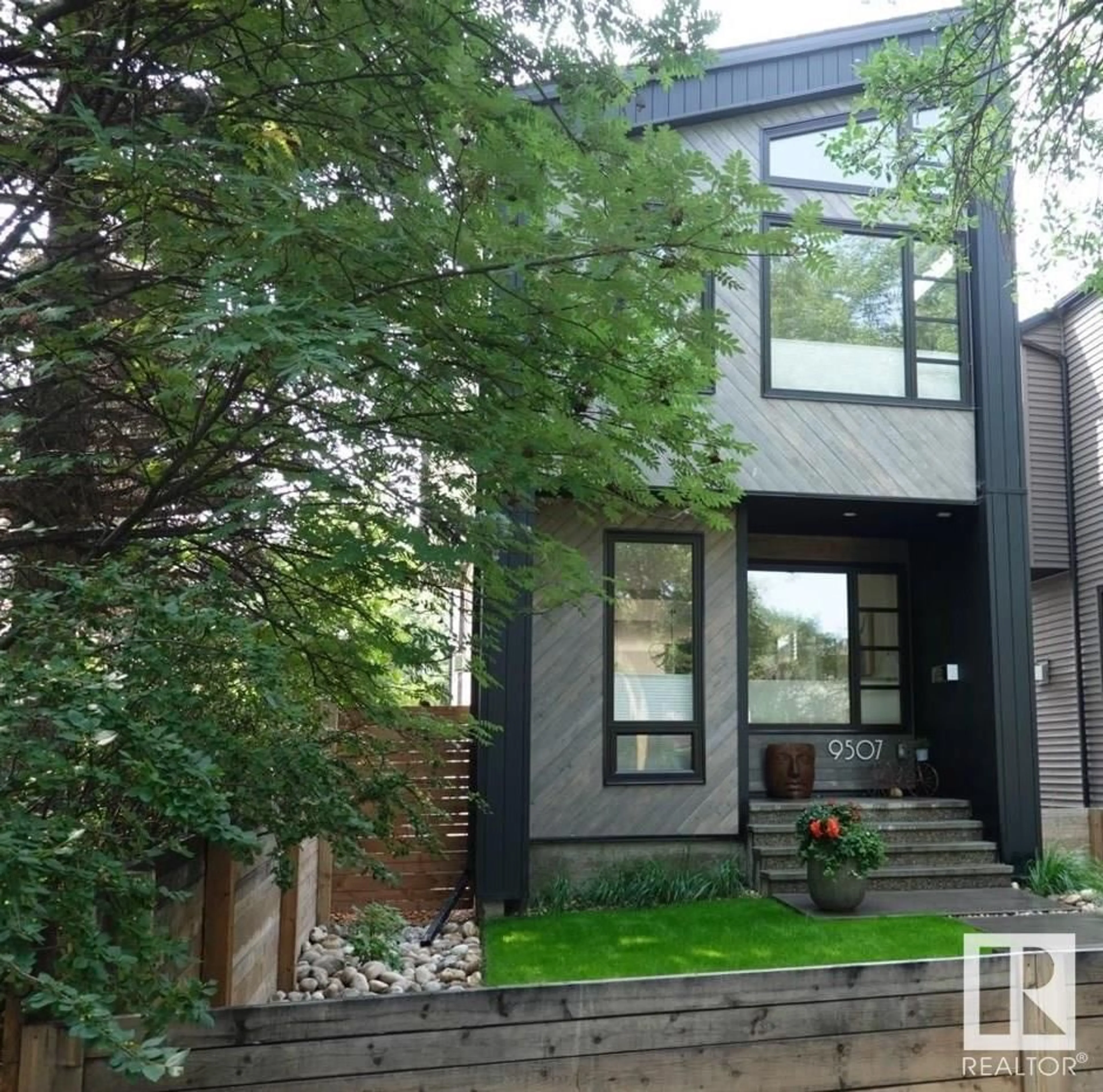 Frontside or backside of a home for 9507 71 AV NW, Edmonton Alberta T6E0W2