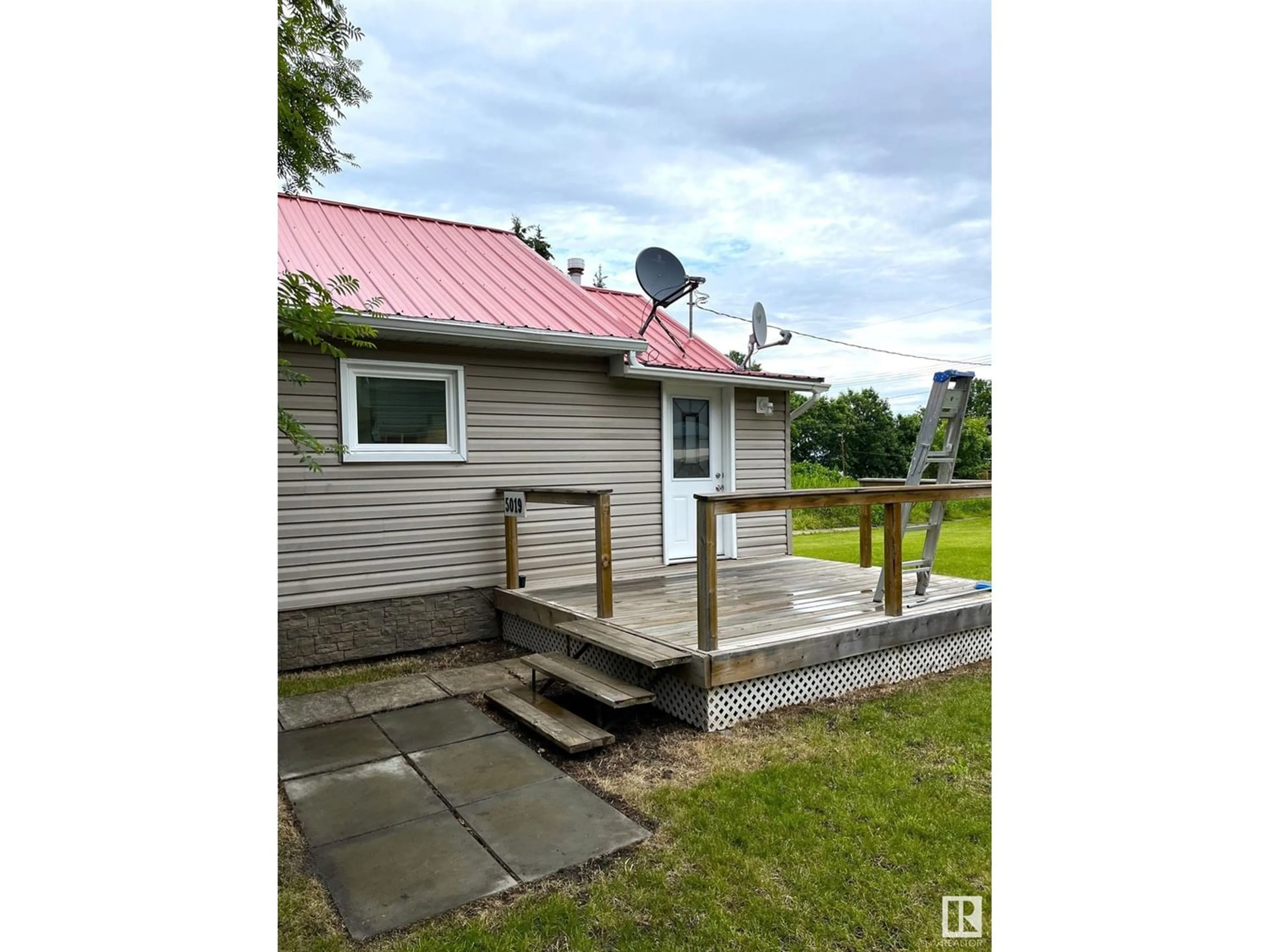 Cottage for 5019 49 ST, Warburg Alberta T0C2T0