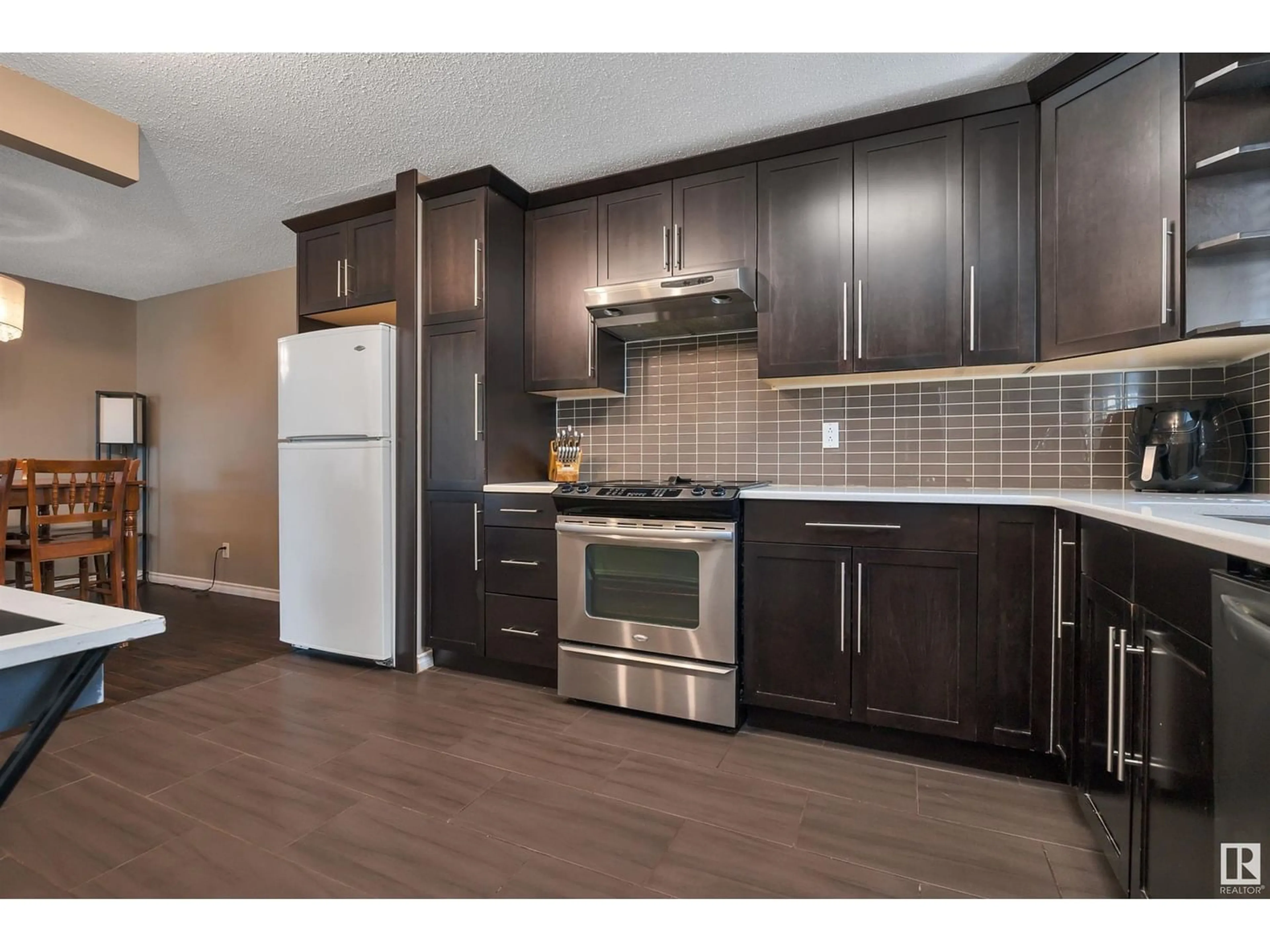 Standard kitchen for 4A CASTLE TC NW, Edmonton Alberta T5X2E6