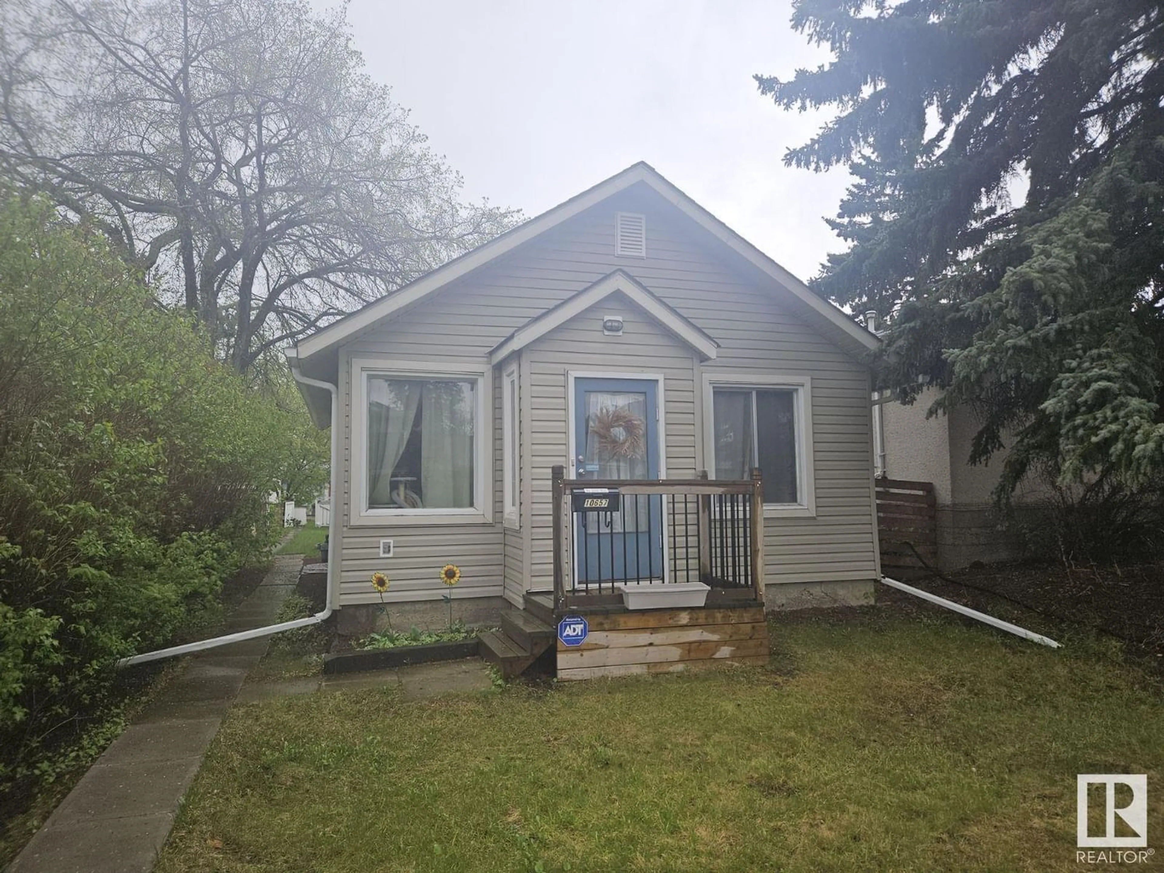 Frontside or backside of a home for 10657 64 AV NW, Edmonton Alberta T6H1T1