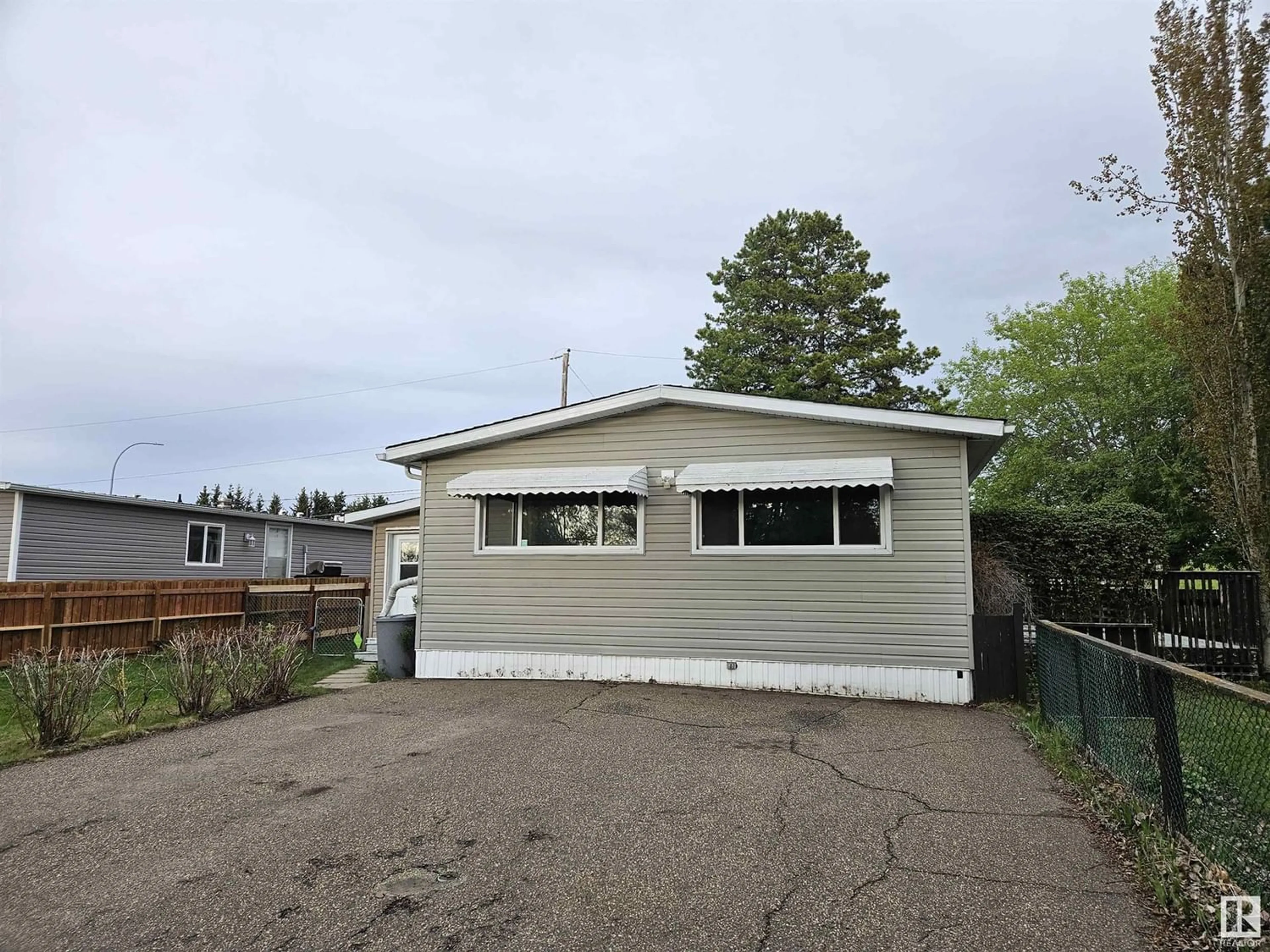 Outside view for 1 305 CALAHOO RD, Spruce Grove Alberta T7X3K6