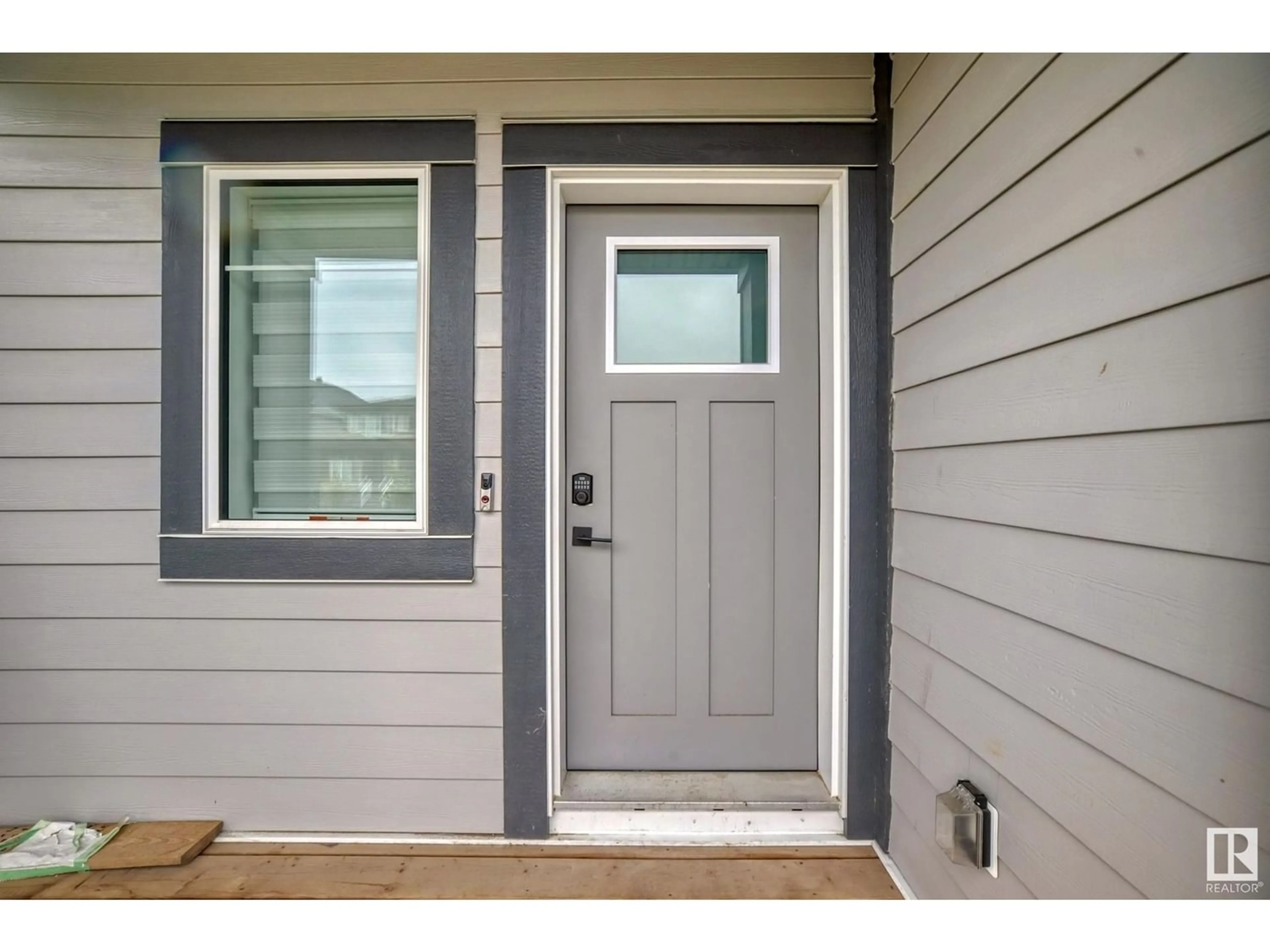 Home with vinyl exterior material for 17517 9a AV SW, Edmonton Alberta T6W1A5