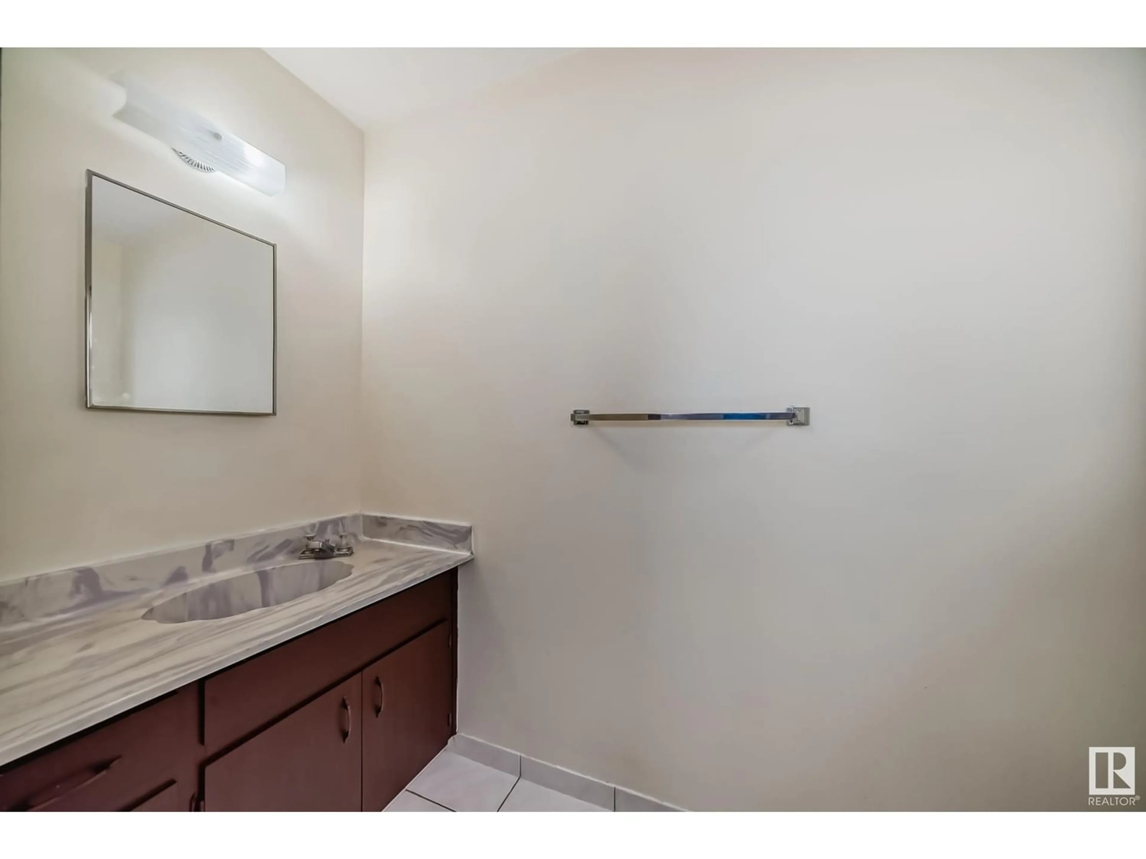 Standard bathroom for 15231 96 ST NW NW, Edmonton Alberta T5E6C3