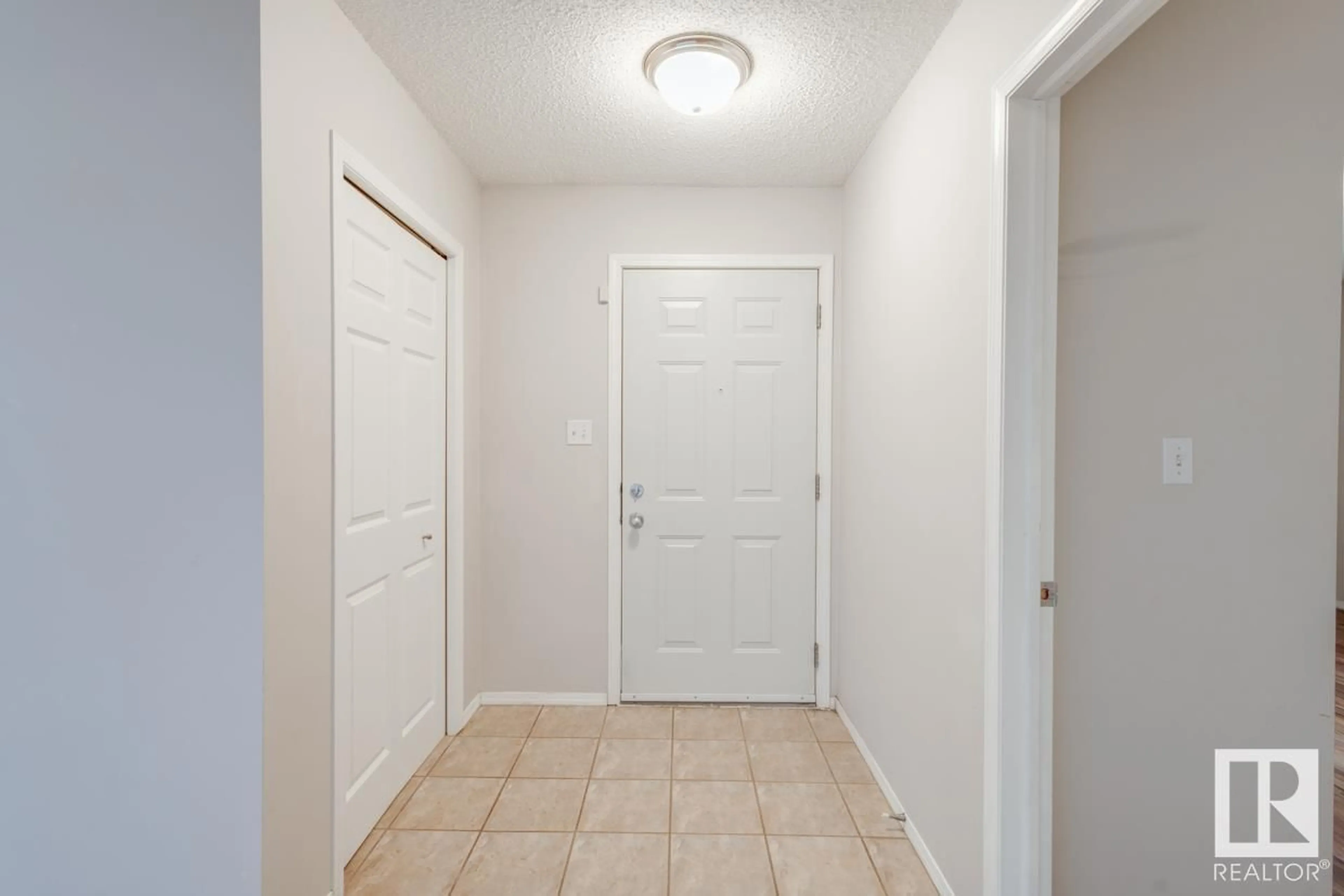 Indoor entryway for 9015 187 ST NW, Edmonton Alberta T5T1S8