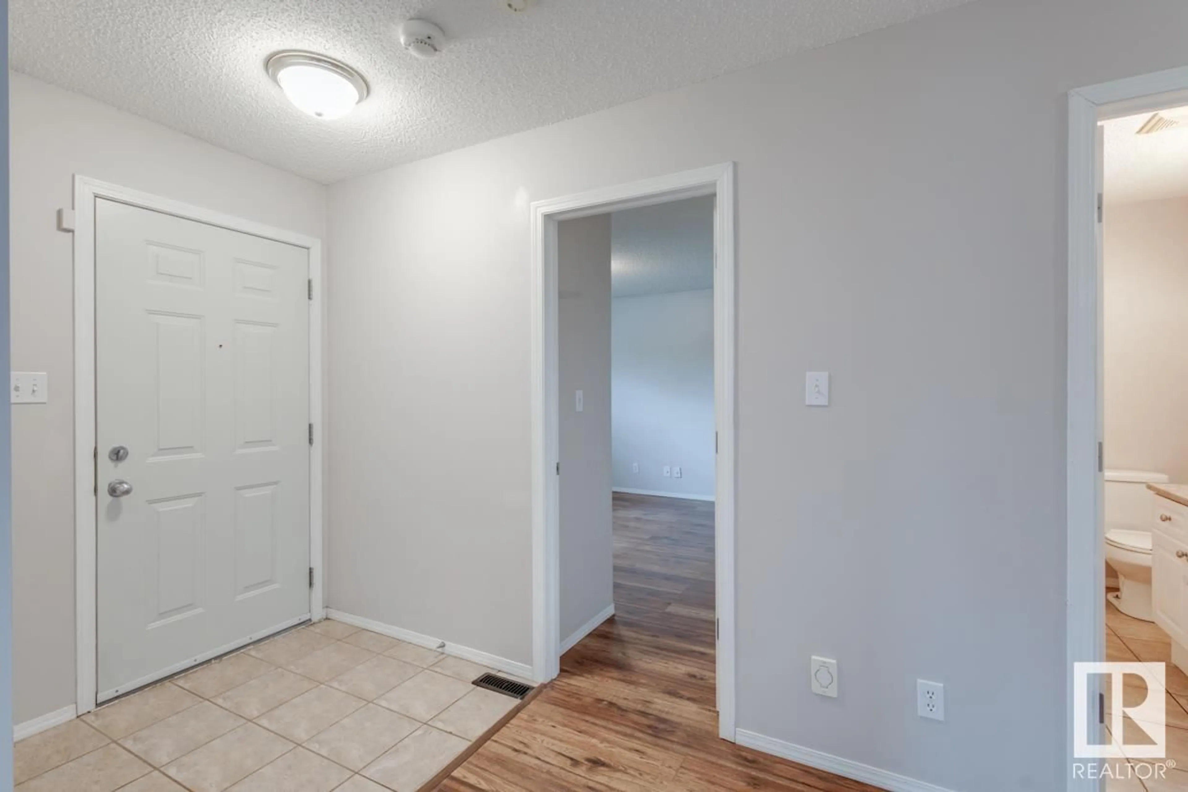 Indoor entryway for 9015 187 ST NW, Edmonton Alberta T5T1S8