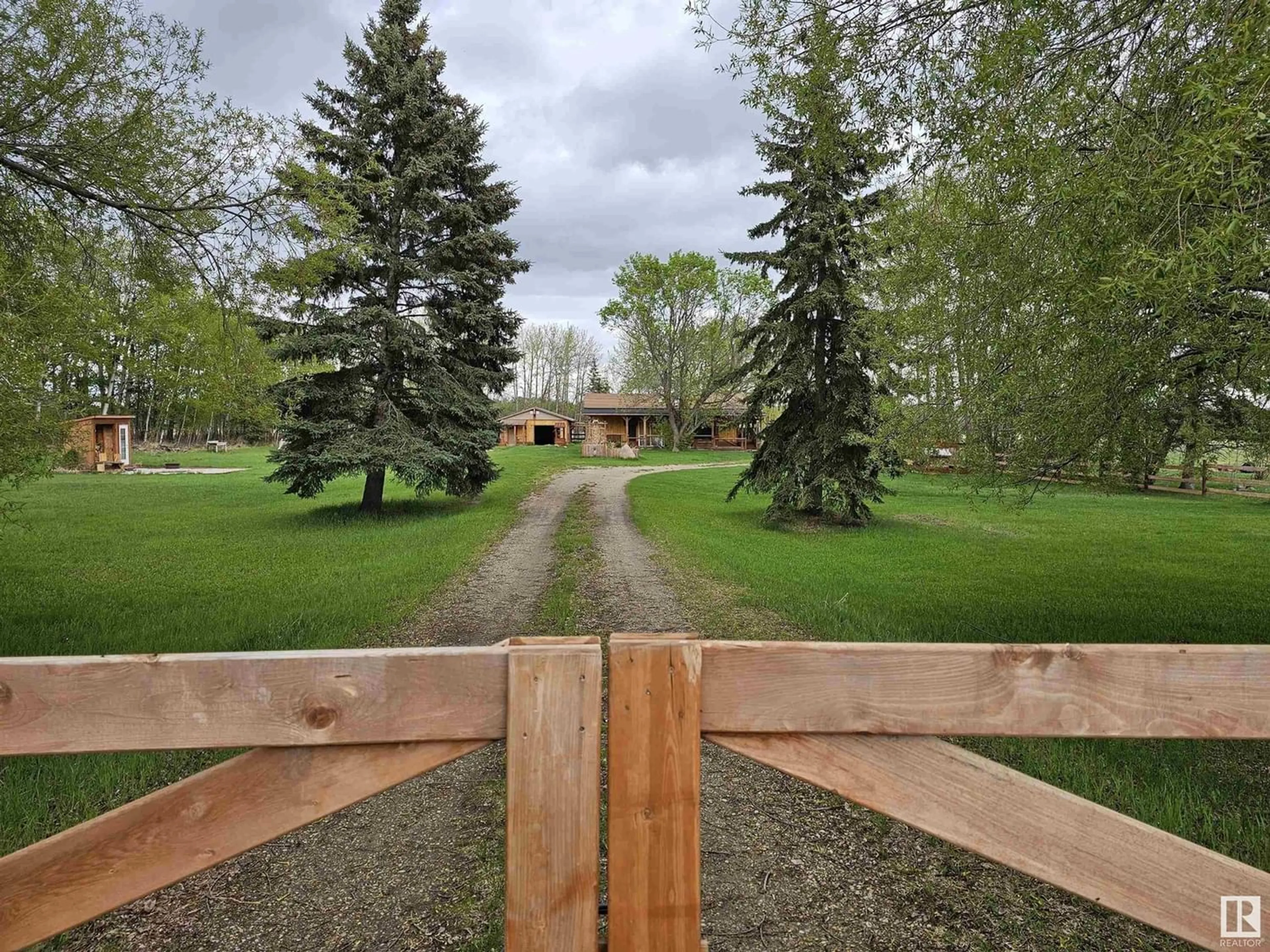 Fenced yard for 54215 RGE RD 35, Rural Lac Ste. Anne County Alberta T0E0A0
