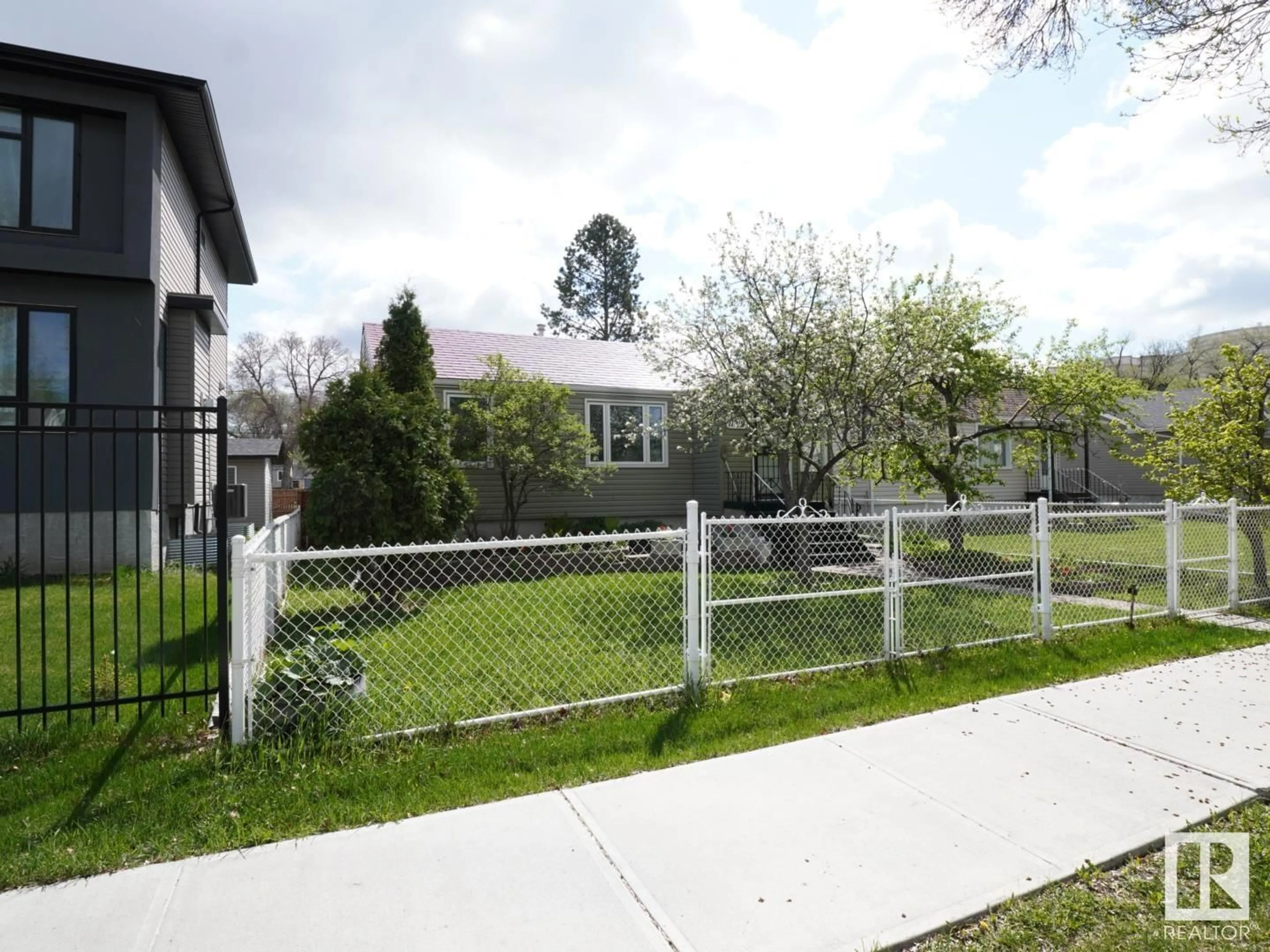 Fenced yard for 11219 104 ST NW, Edmonton Alberta T5G2K5