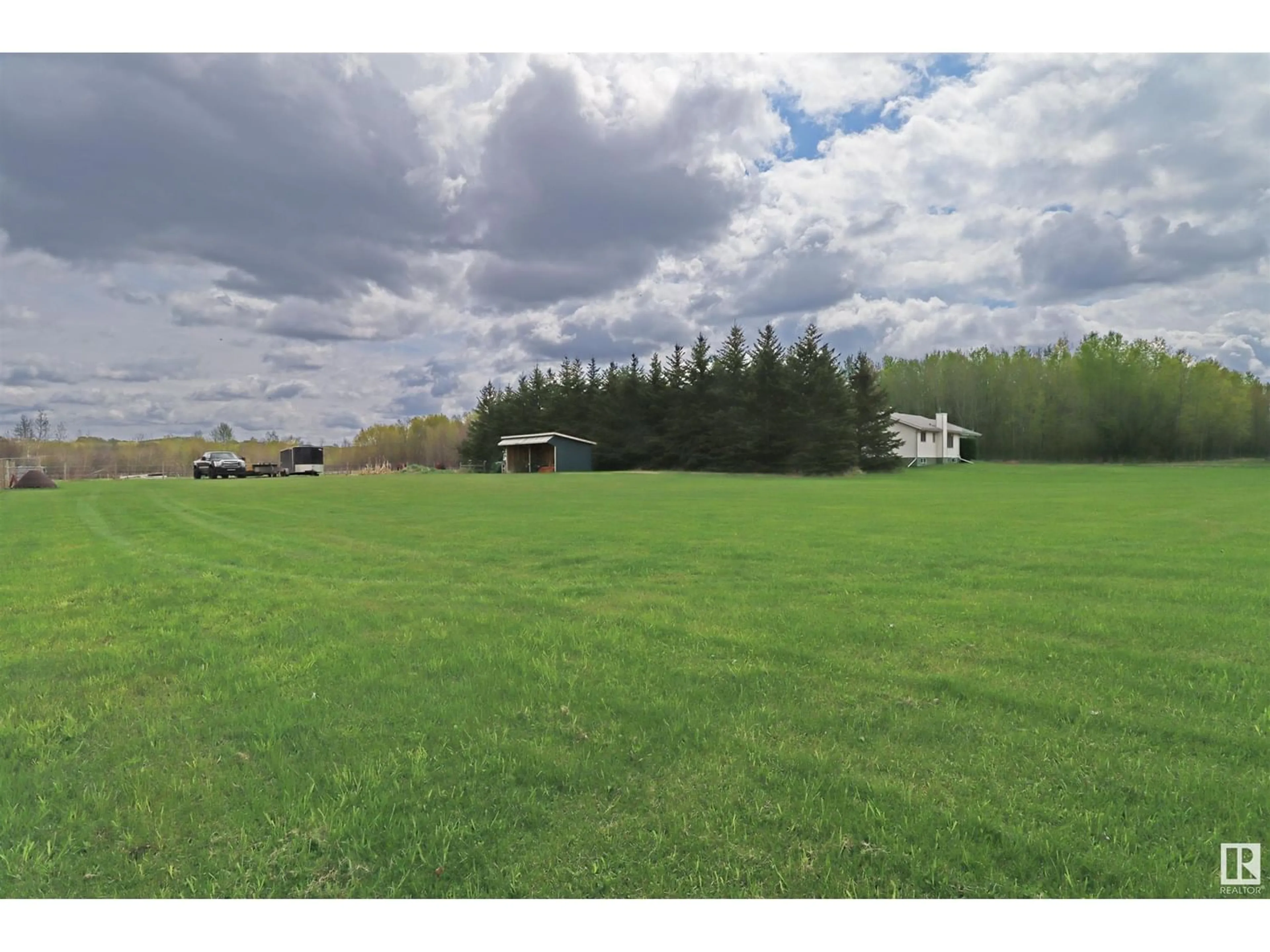 Fenced yard for 53517 RGE RD 20, Rural Lac Ste. Anne County Alberta T0E1V3