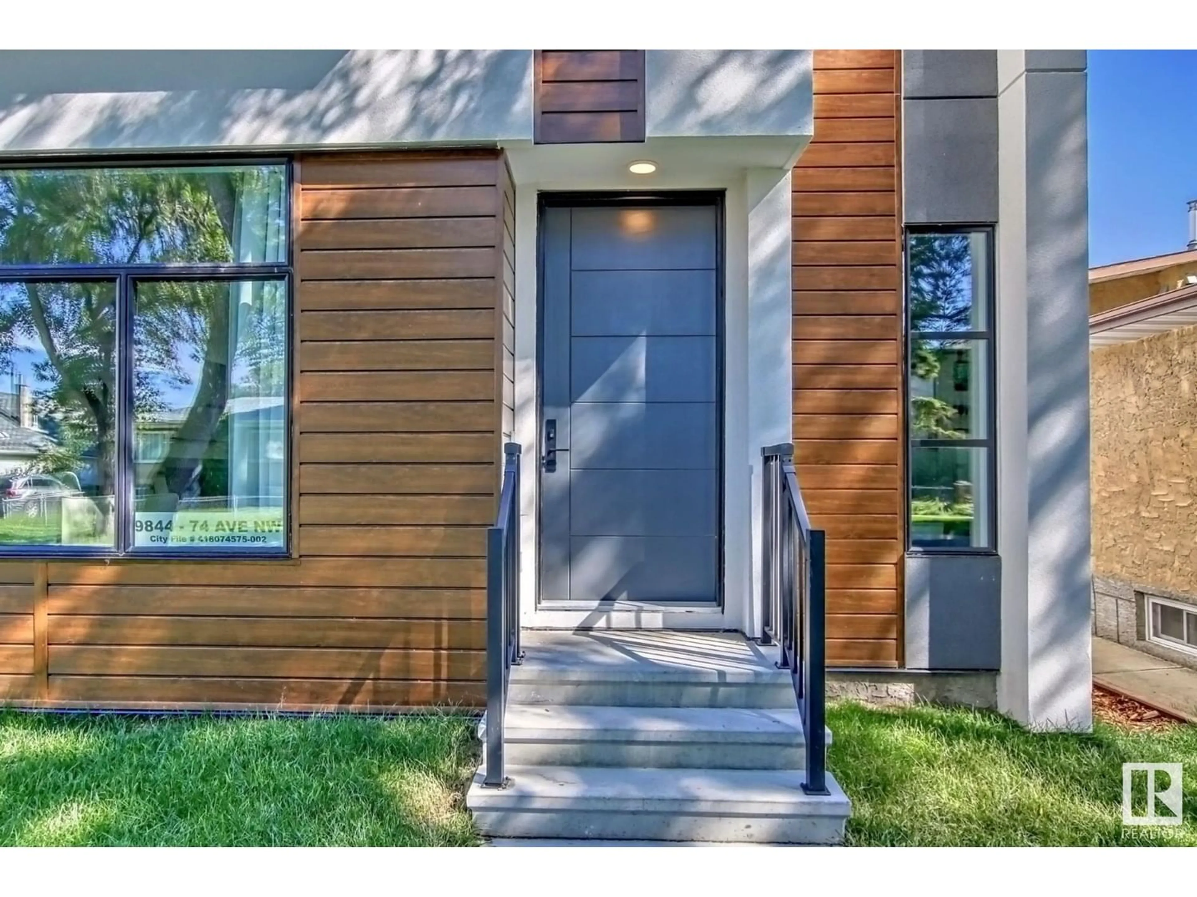 Indoor entryway for 9844 74 AV NW, Edmonton Alberta T6E1E9