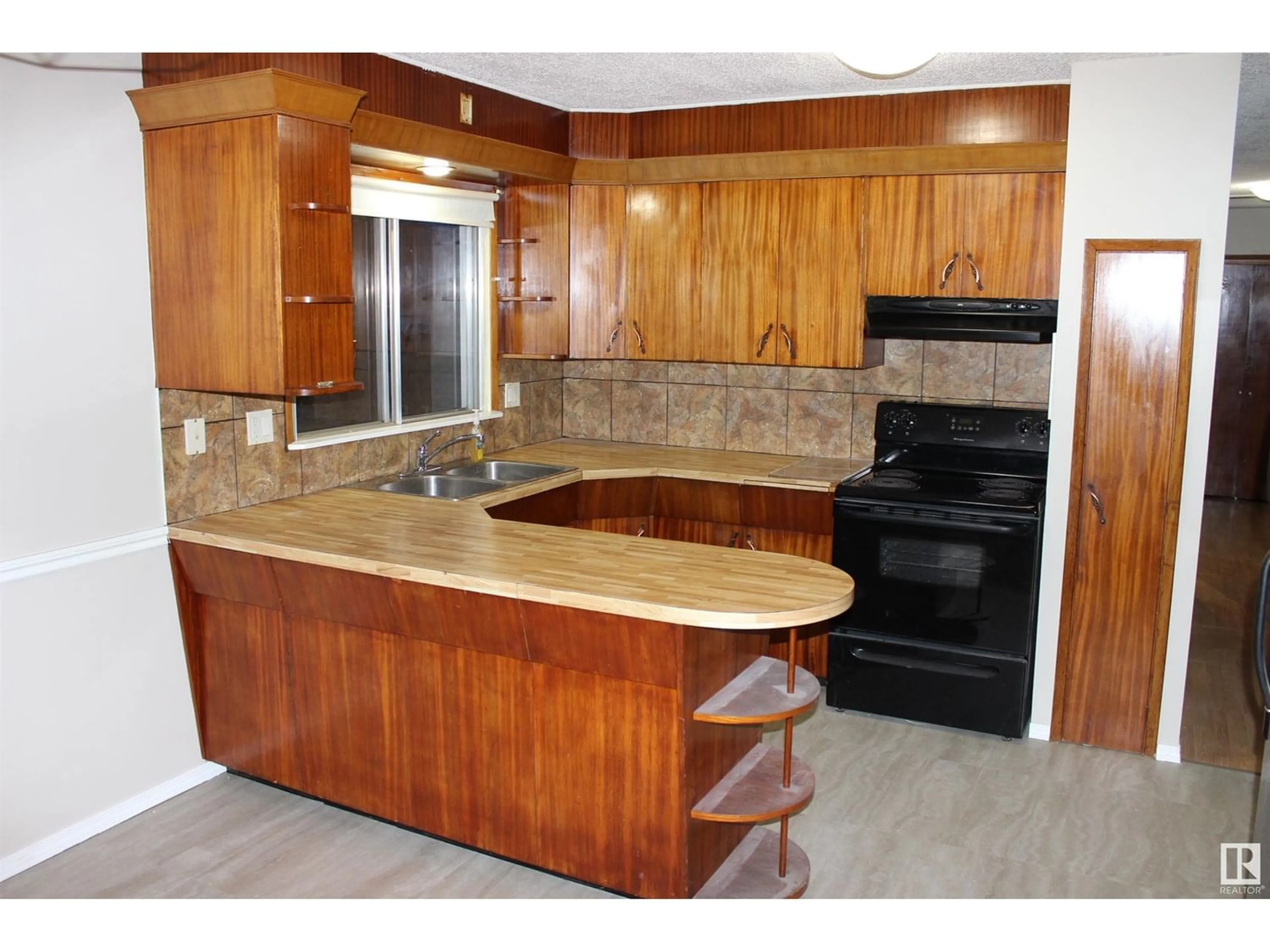 Standard kitchen for 12101 41 ST NW, Edmonton Alberta T5W2M5