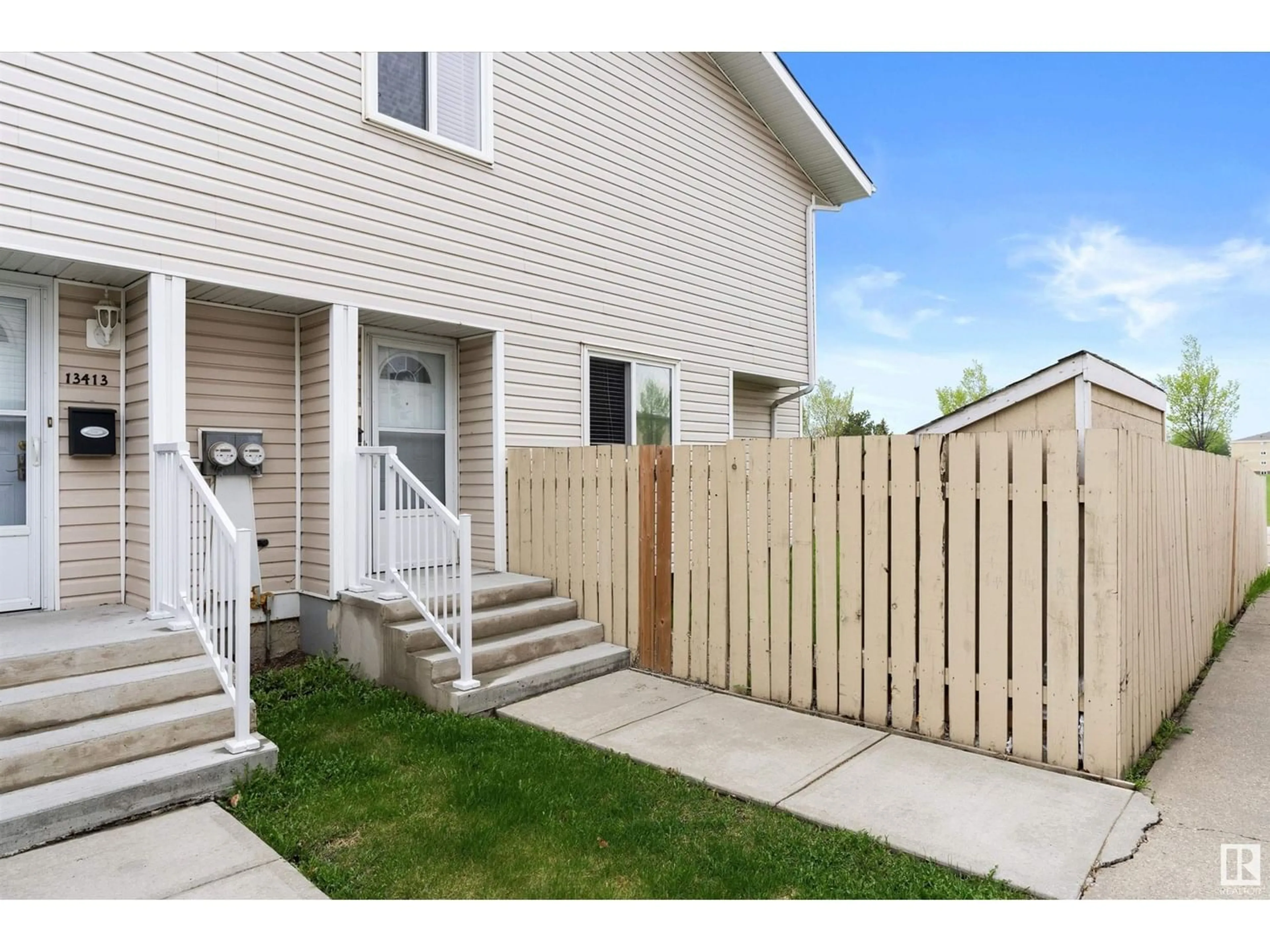 Fenced yard for 13411 43 ST NW, Edmonton Alberta T5A2Y7