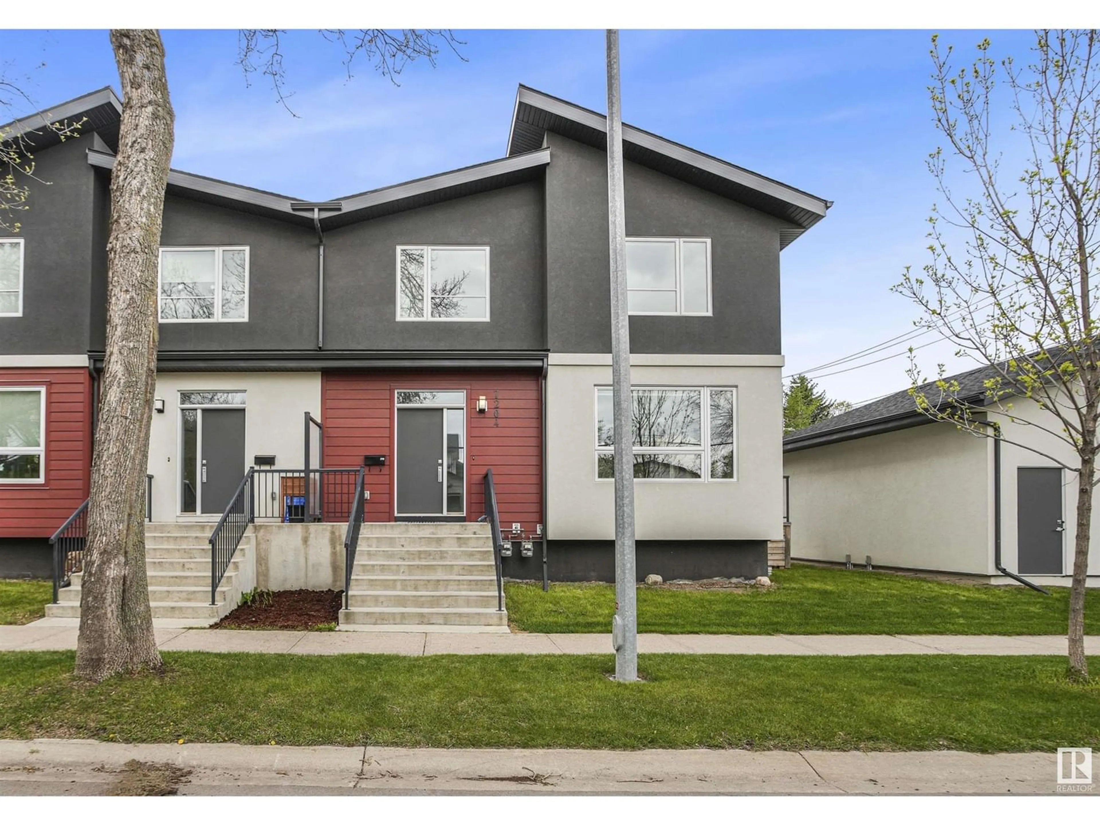 Frontside or backside of a home for 7204 98 ST NW, Edmonton Alberta T6E0Z1