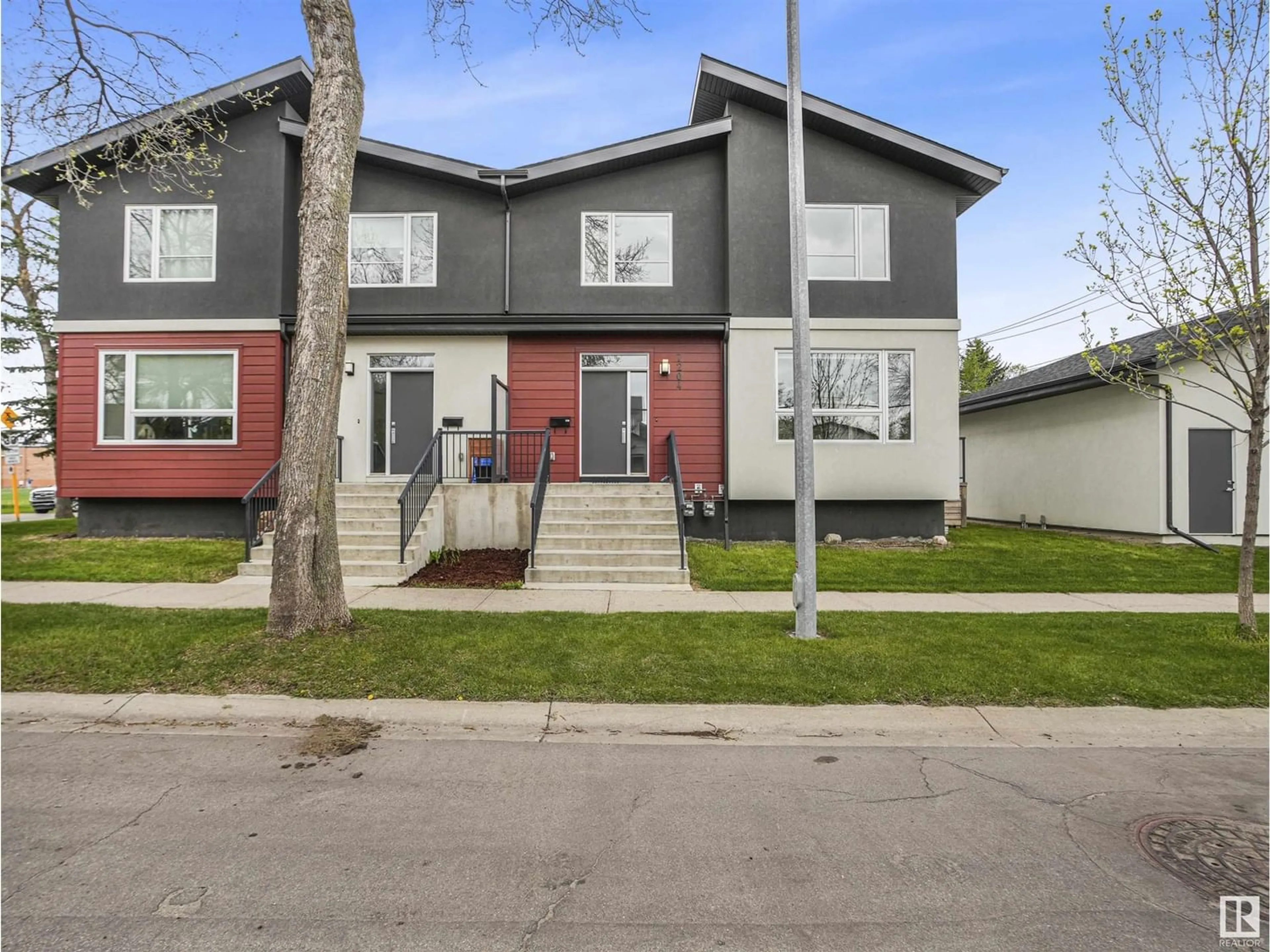 A pic from exterior of the house or condo for 7204 98 ST NW, Edmonton Alberta T6E0Z1