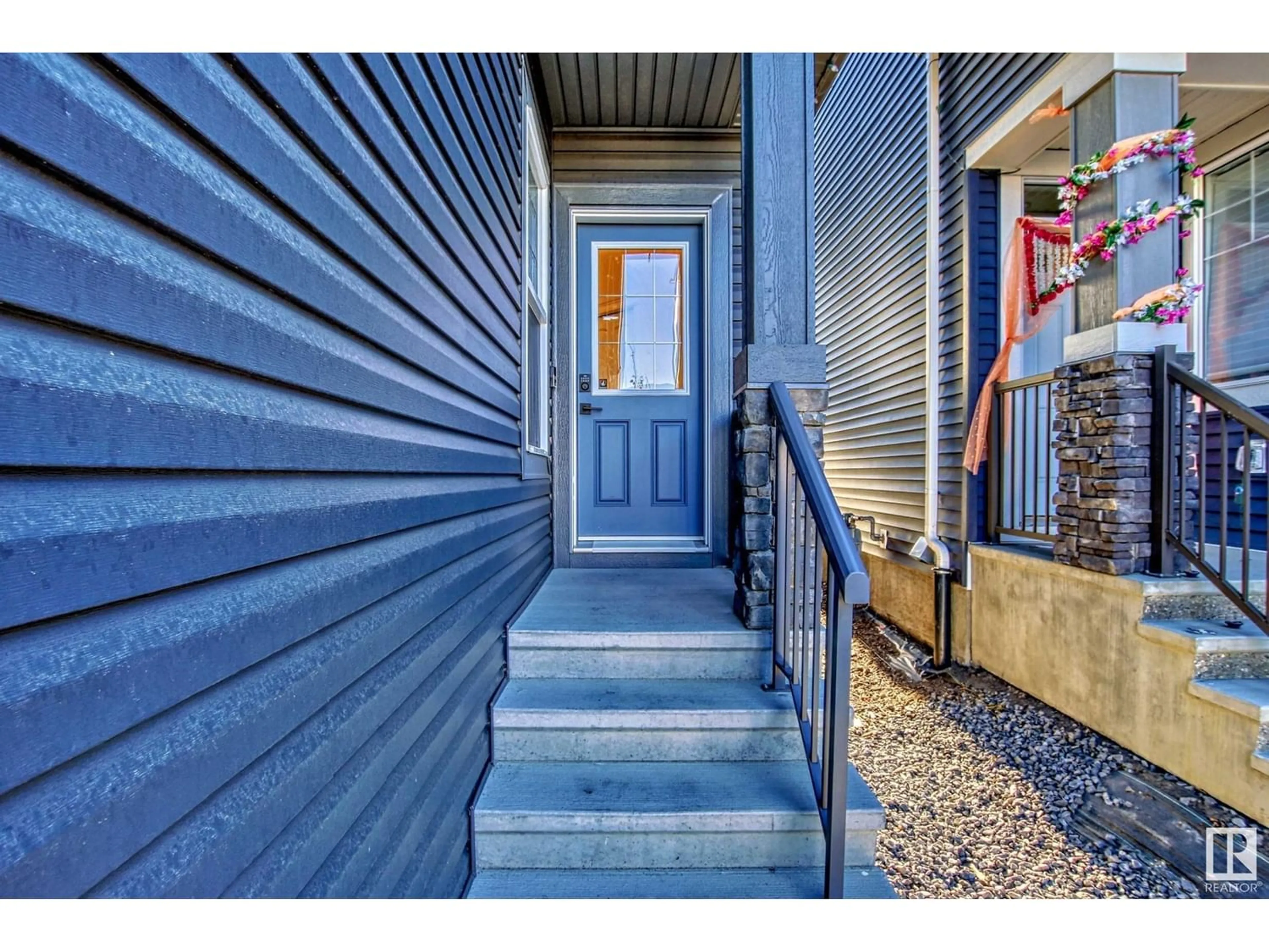 Indoor entryway for 5209 22A AV SW, Edmonton Alberta T6X2Y1