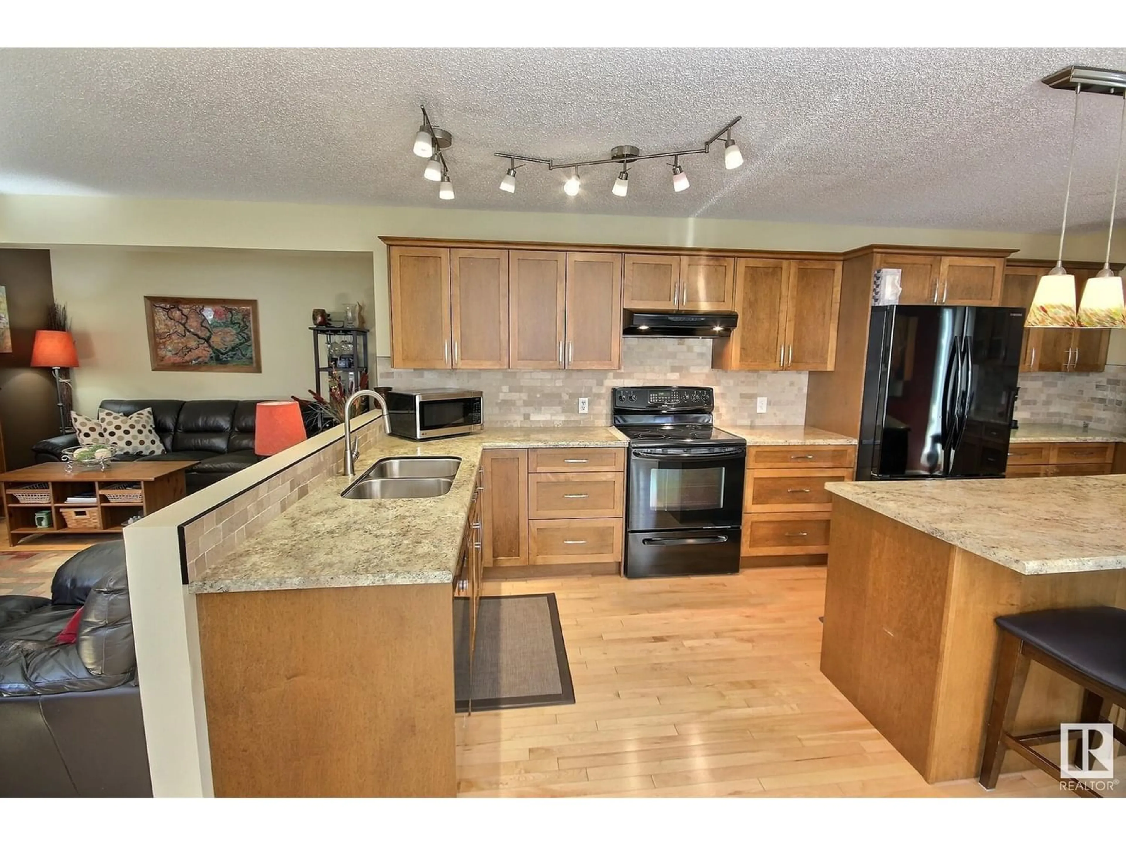 Kitchen for 18907 80 AV NW, Edmonton Alberta T5T5B7