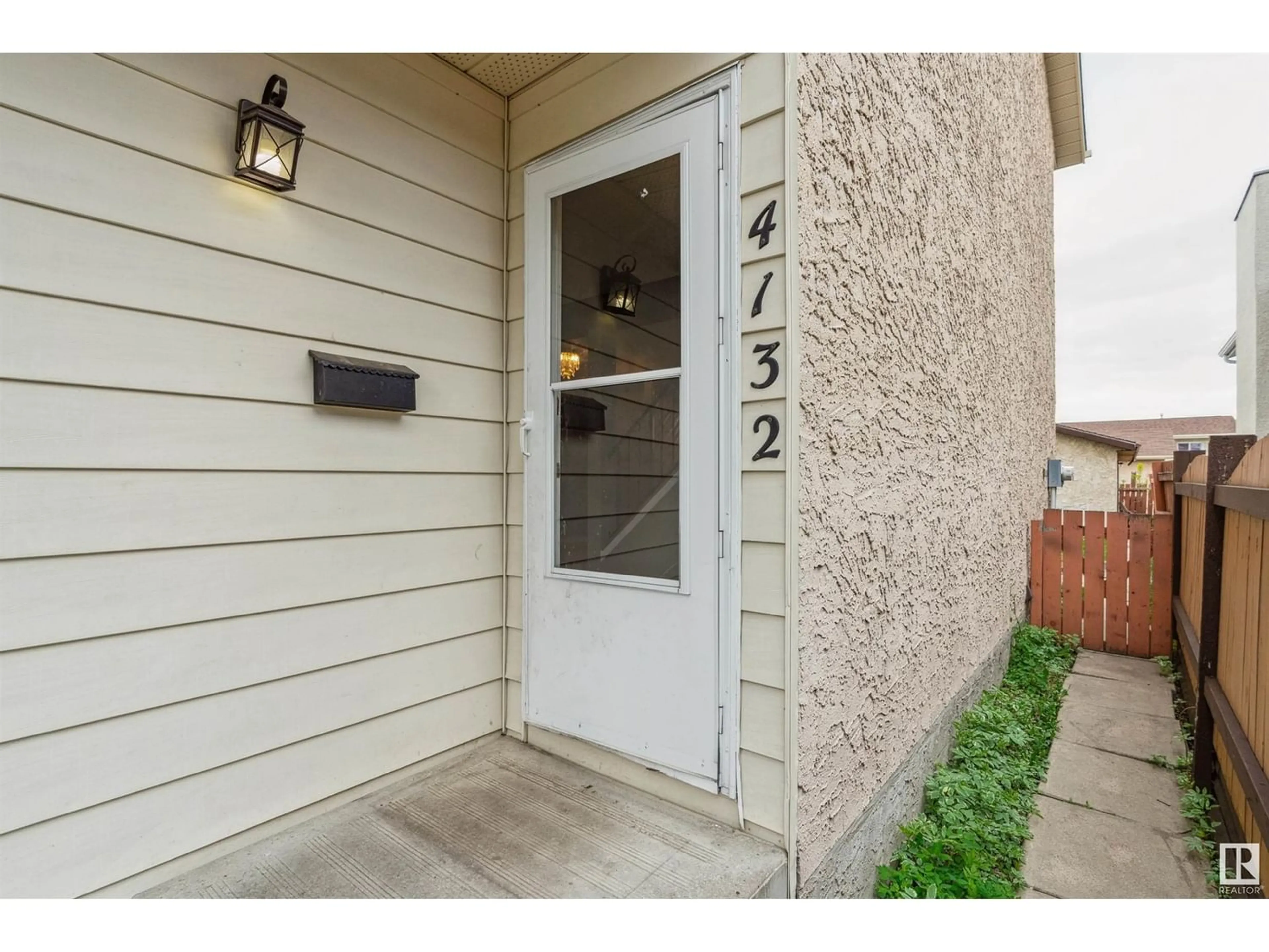 Indoor entryway for 4132 36 ST NW, Edmonton Alberta T6L5M6