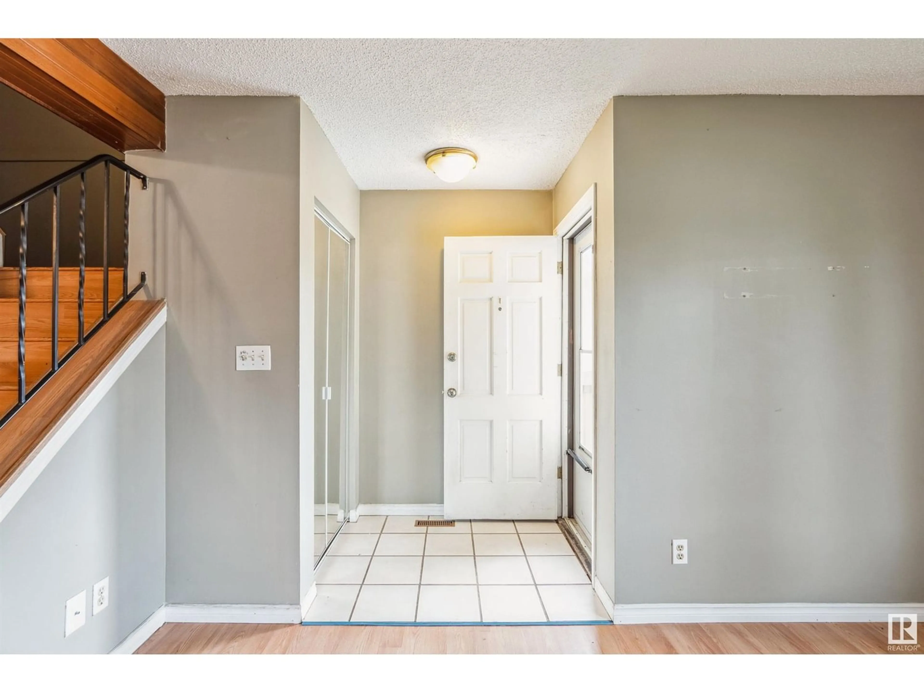 Indoor entryway for 4132 36 ST NW, Edmonton Alberta T6L5M6