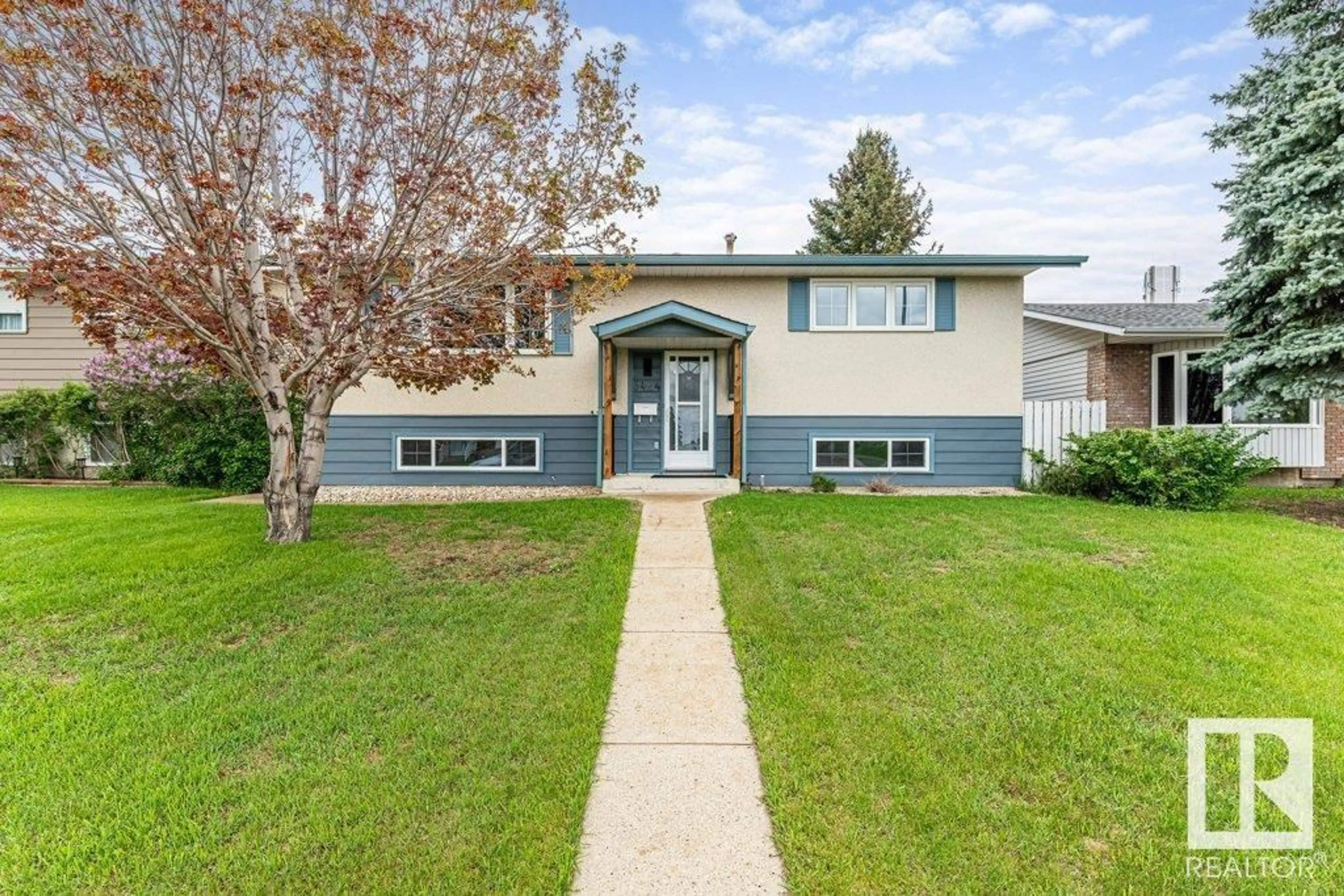 Indoor entryway for 9424 143 AV NW, Edmonton Alberta T5E2H3