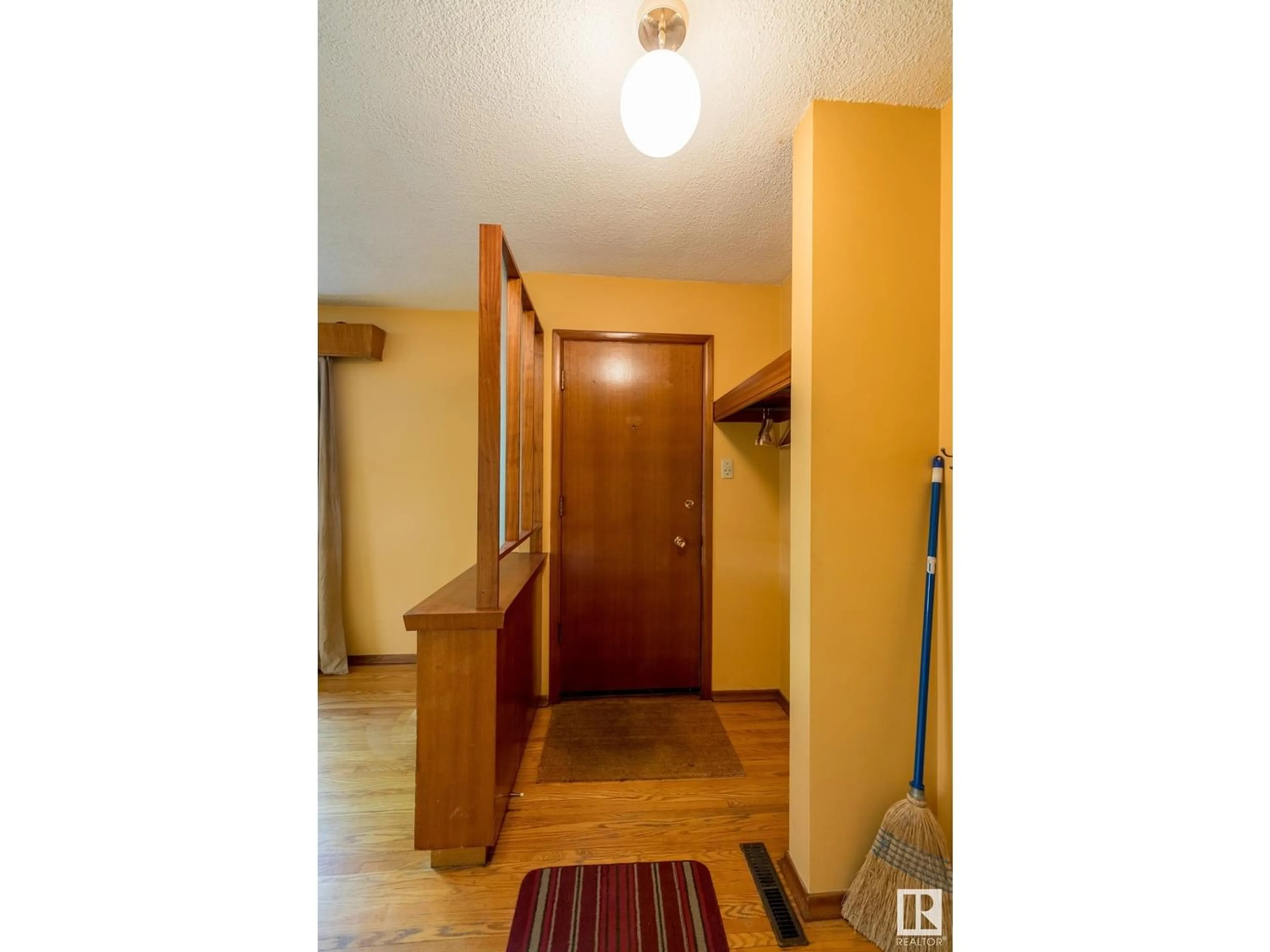 Indoor entryway for 10517 85 AV NW, Edmonton Alberta T6E2K5