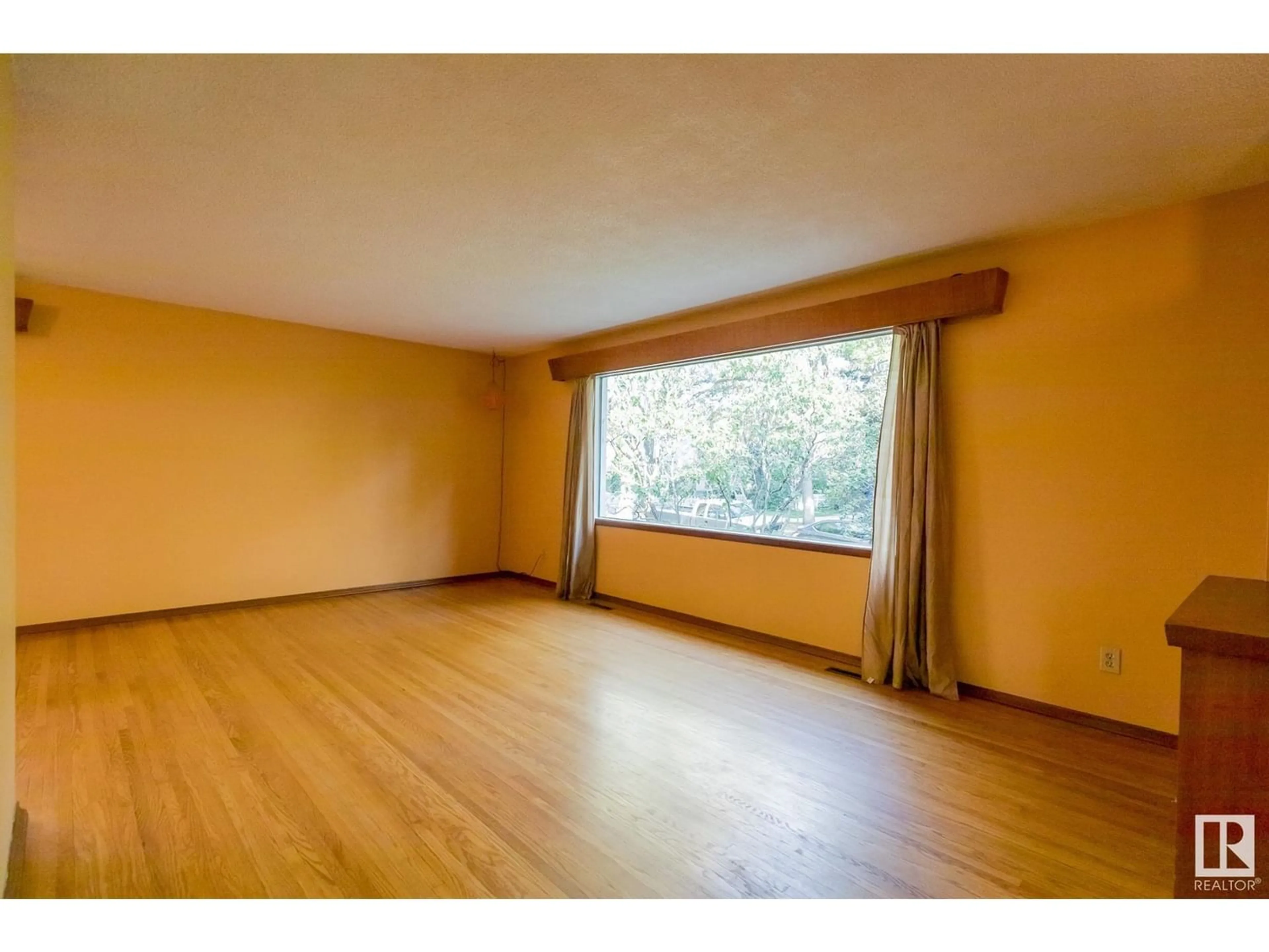 A pic of a room for 10517 85 AV NW, Edmonton Alberta T6E2K5