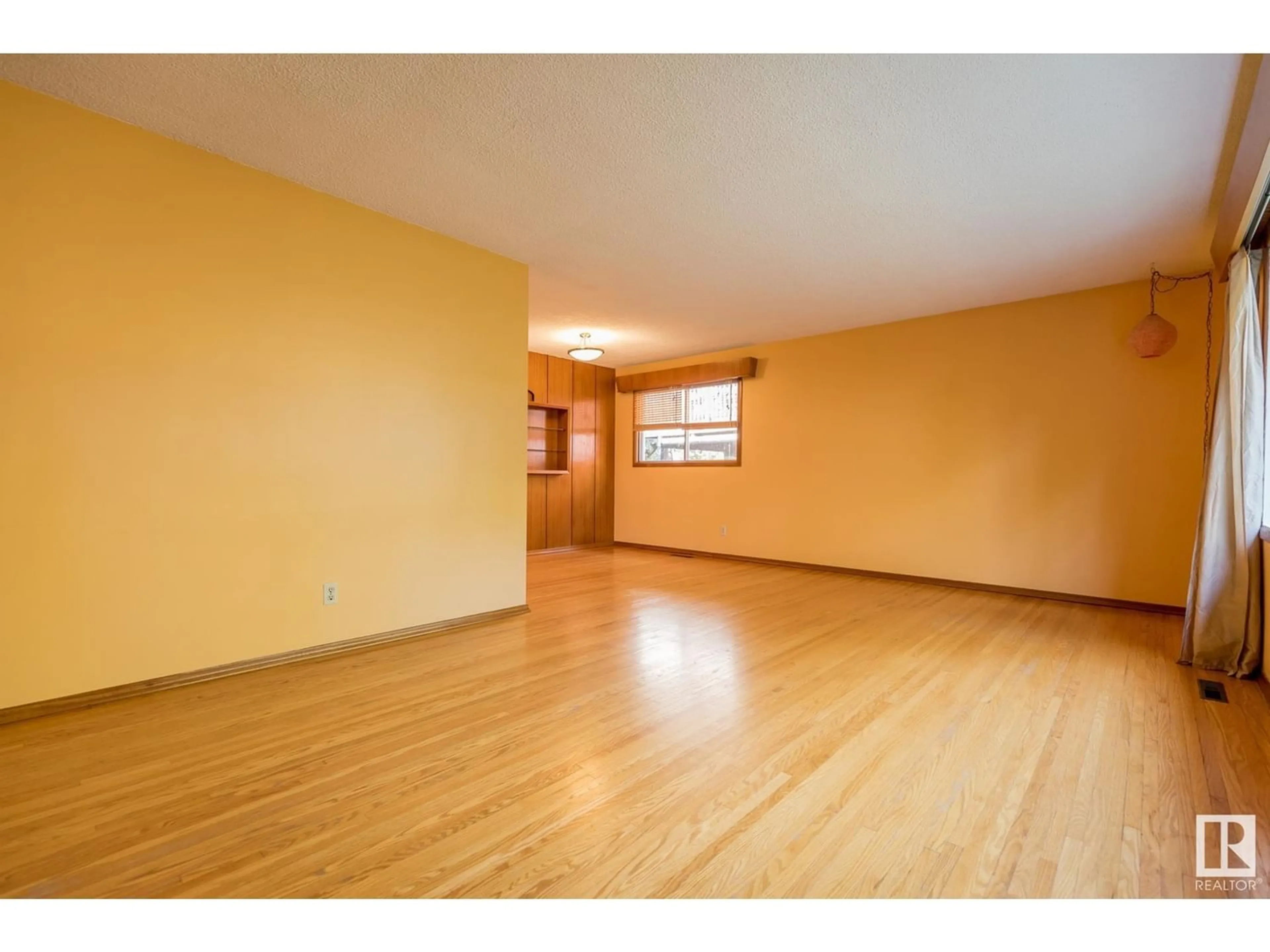 A pic of a room for 10517 85 AV NW, Edmonton Alberta T6E2K5