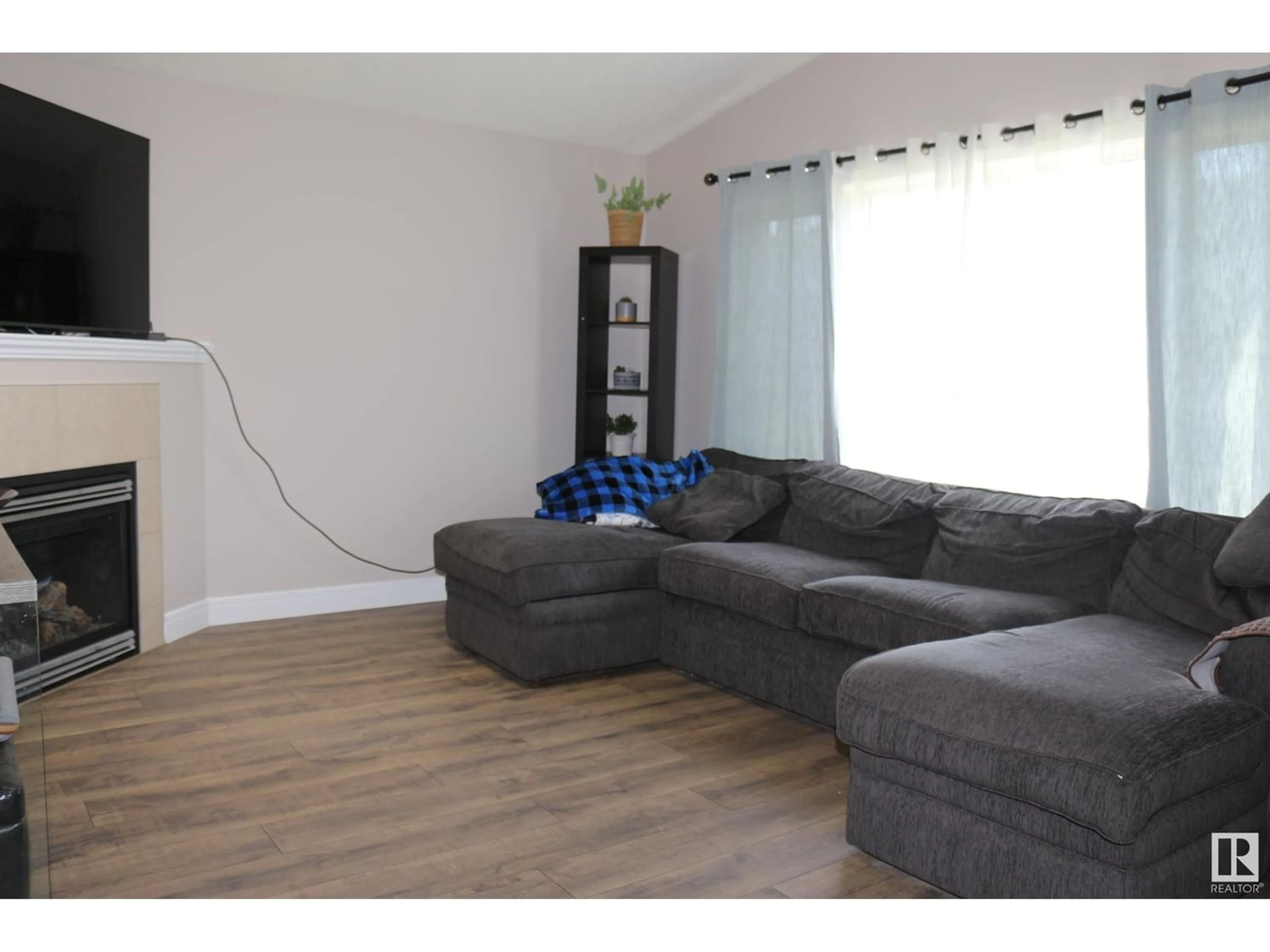 Living room for 249 CORNWALL RD, Sherwood Park Alberta T8H2S9