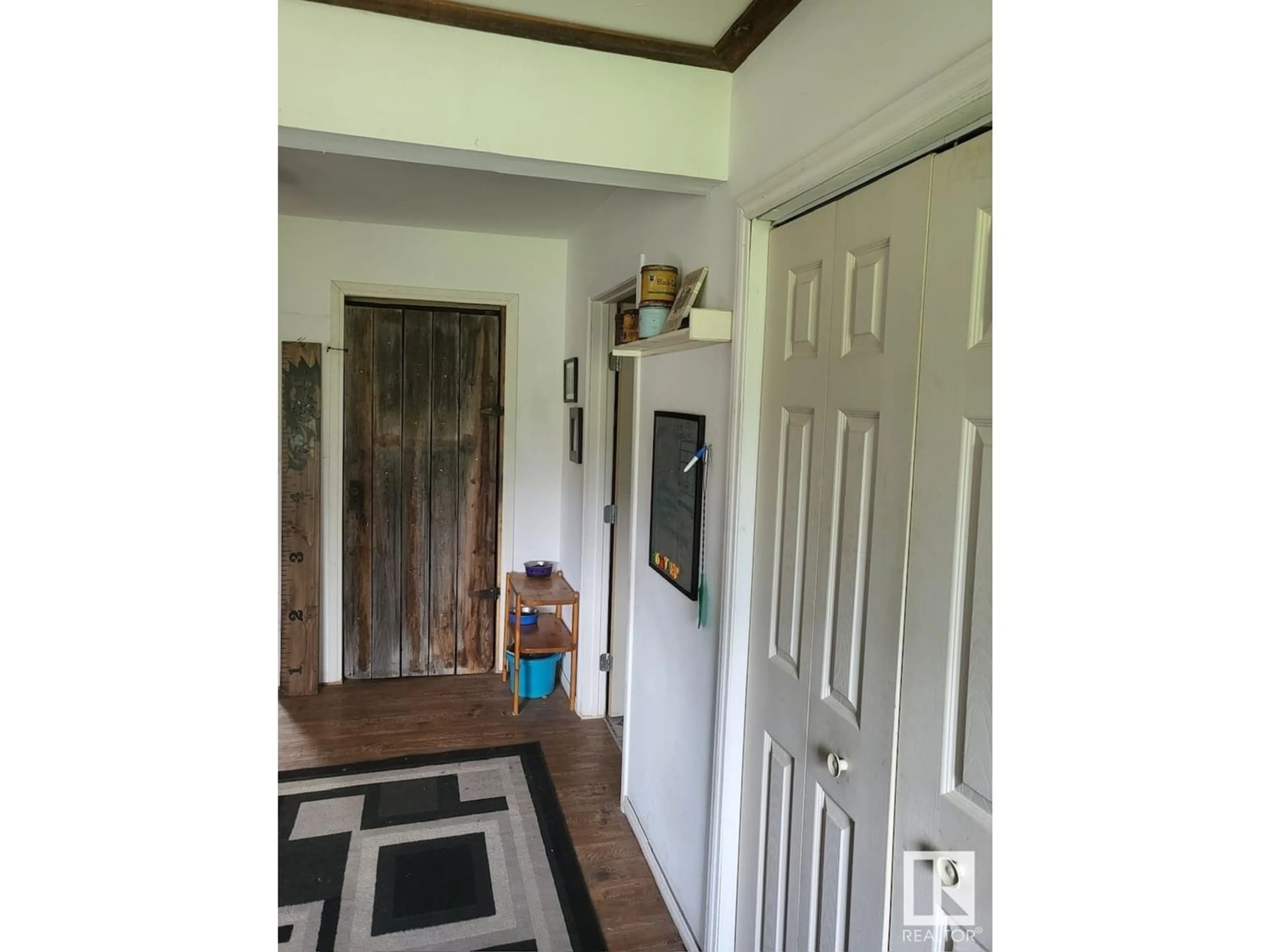 Indoor entryway, wood floors for 53507 Hwy 751, Rural Yellowhead Alberta T0E0T0