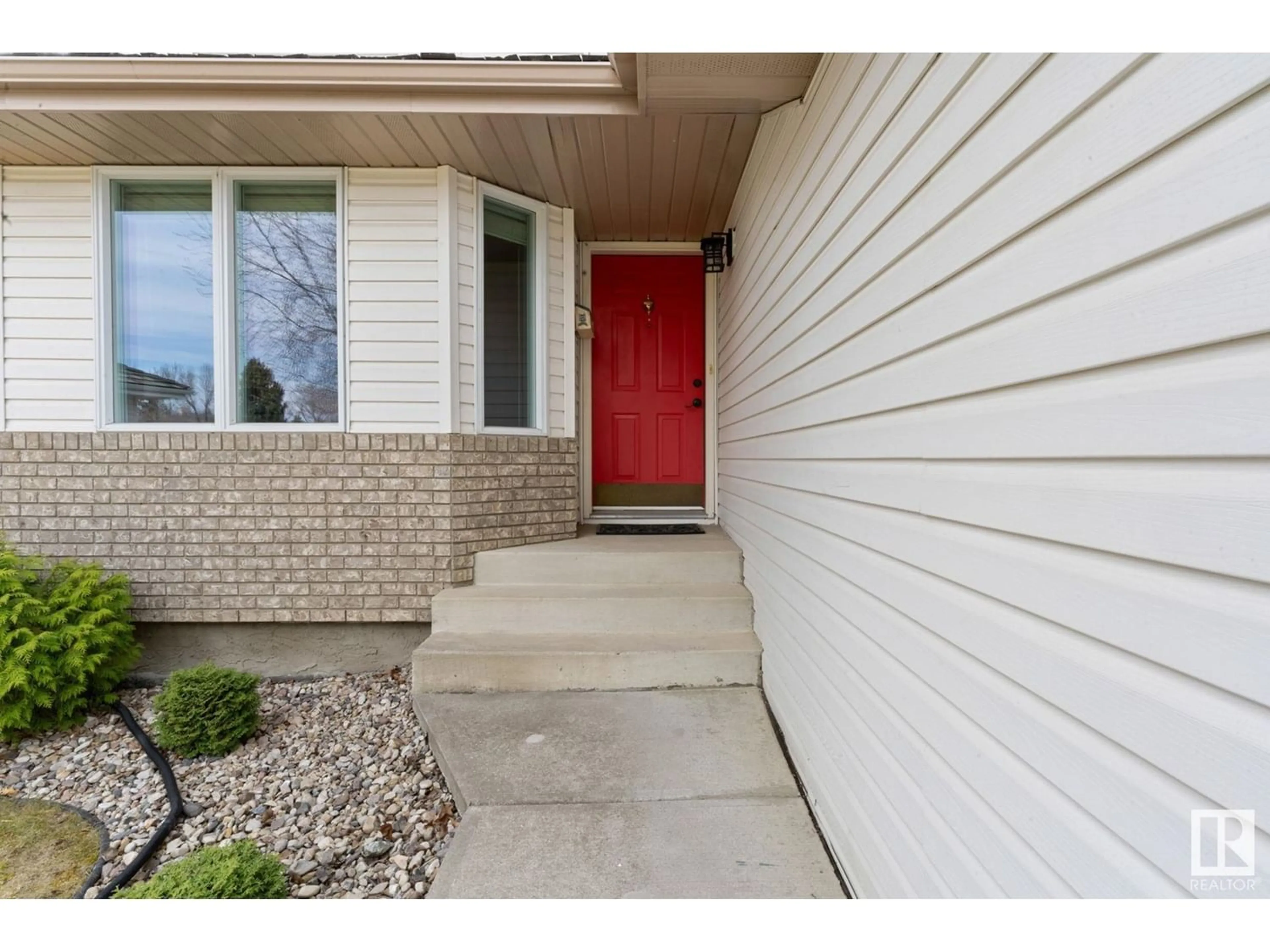 Indoor entryway for 1160 WEDGEWOOD BV NW, Edmonton Alberta T6M2L5