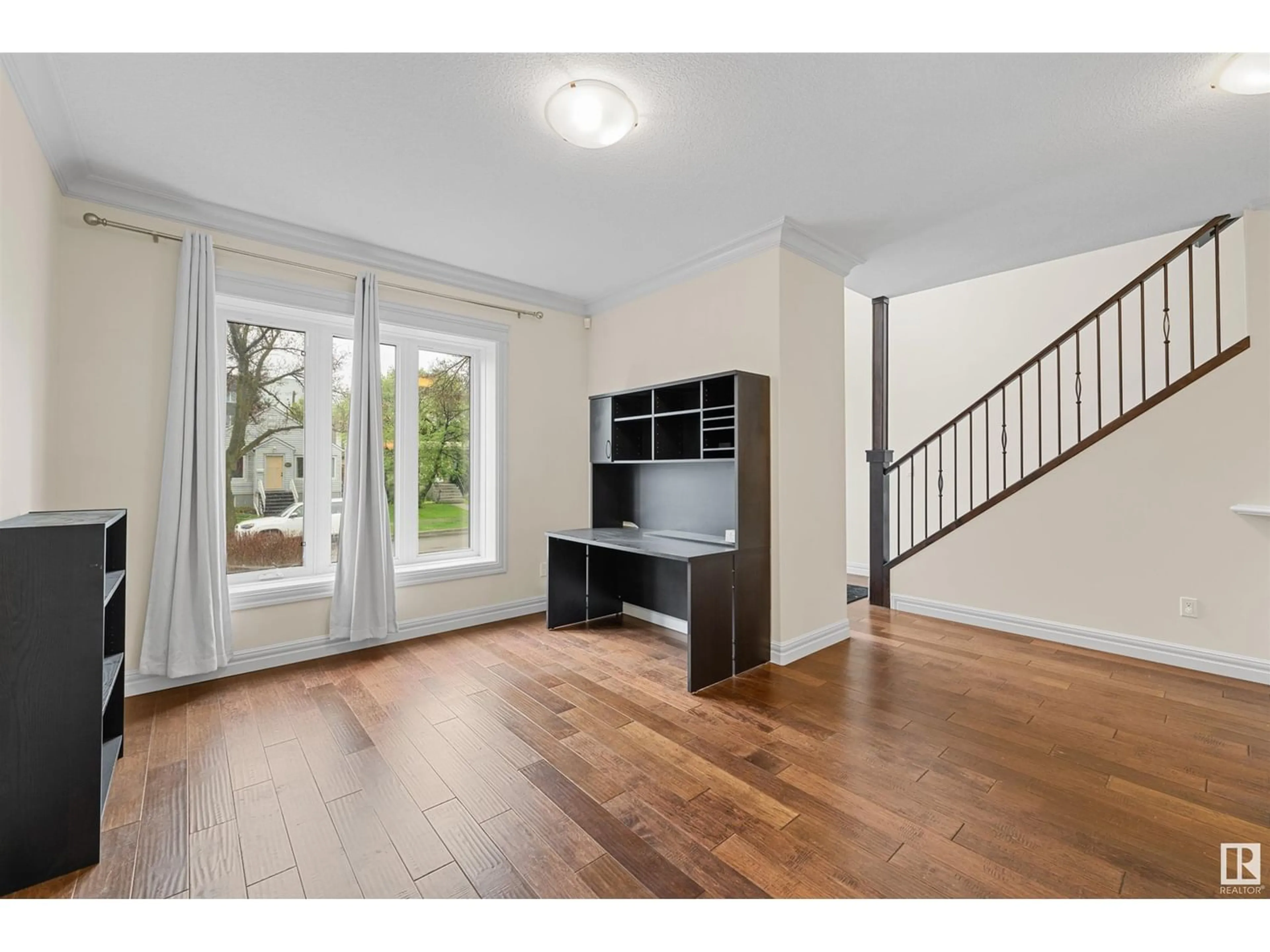 Indoor entryway, wood floors for 9654 83 AV NW, Edmonton Alberta T6C1C2