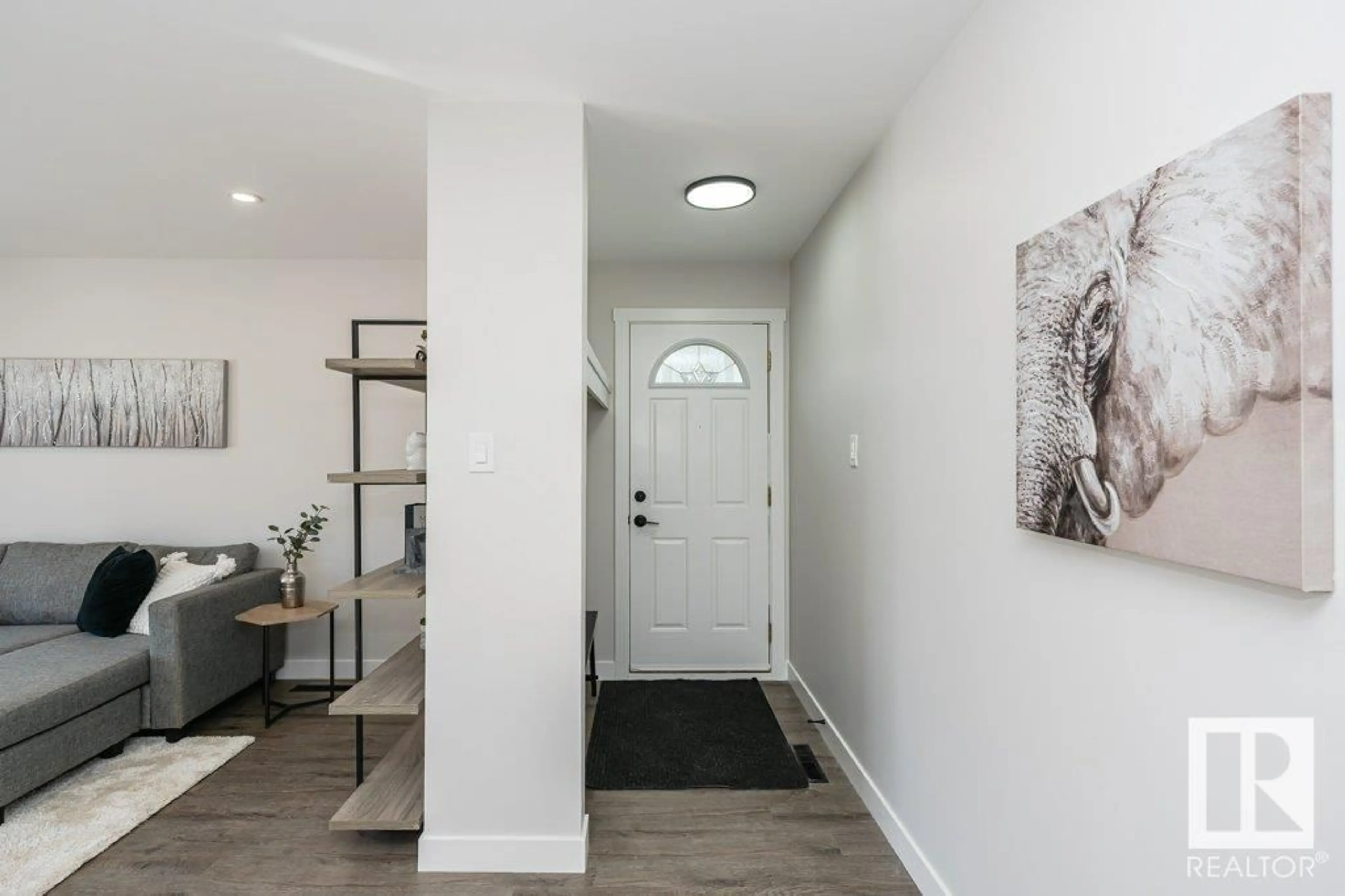 Indoor entryway for 16113 88A AV NW, Edmonton Alberta T5R4N5