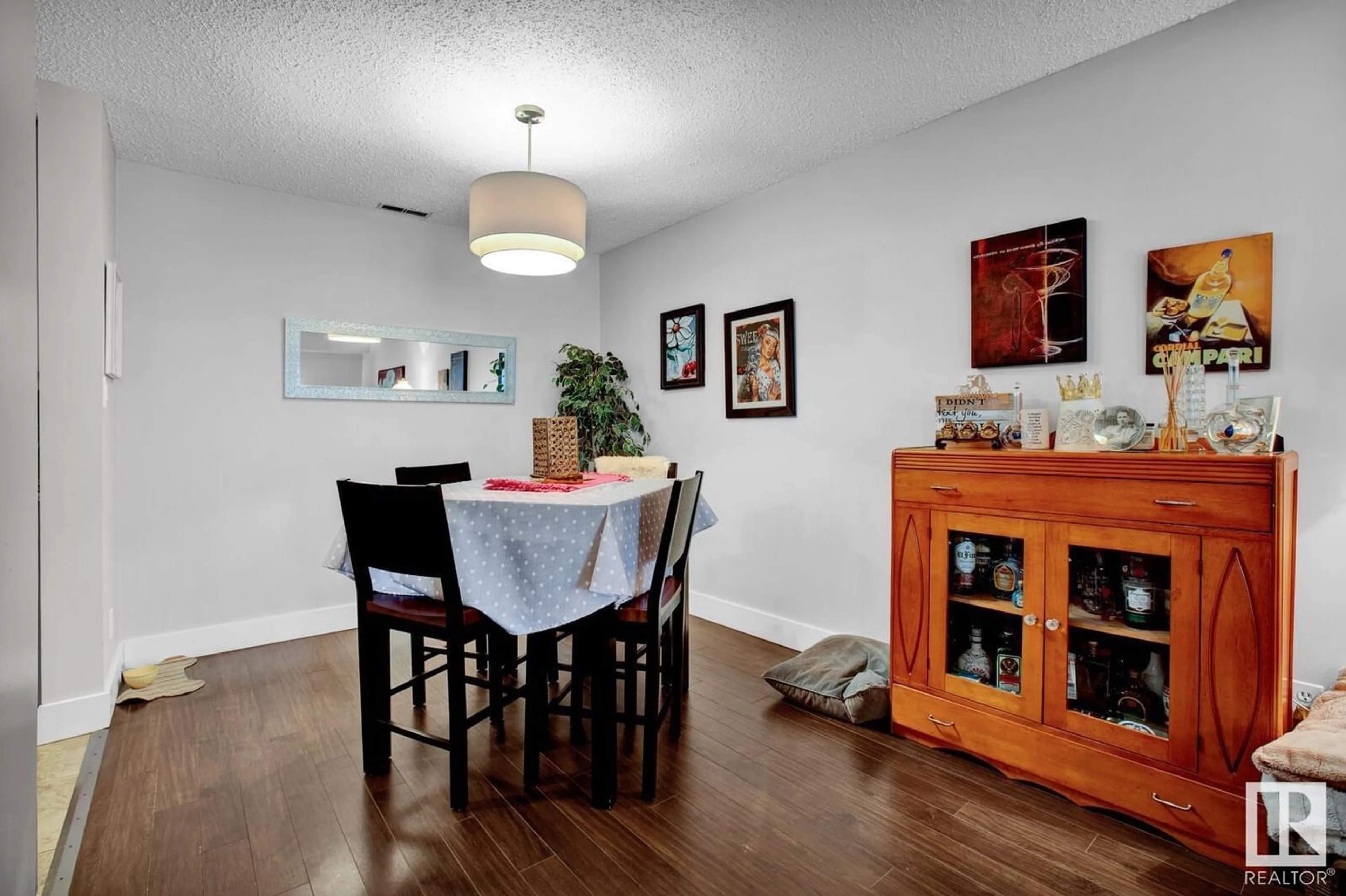 Dining room for 103 SURREY GD NW, Edmonton Alberta T5T1Z3