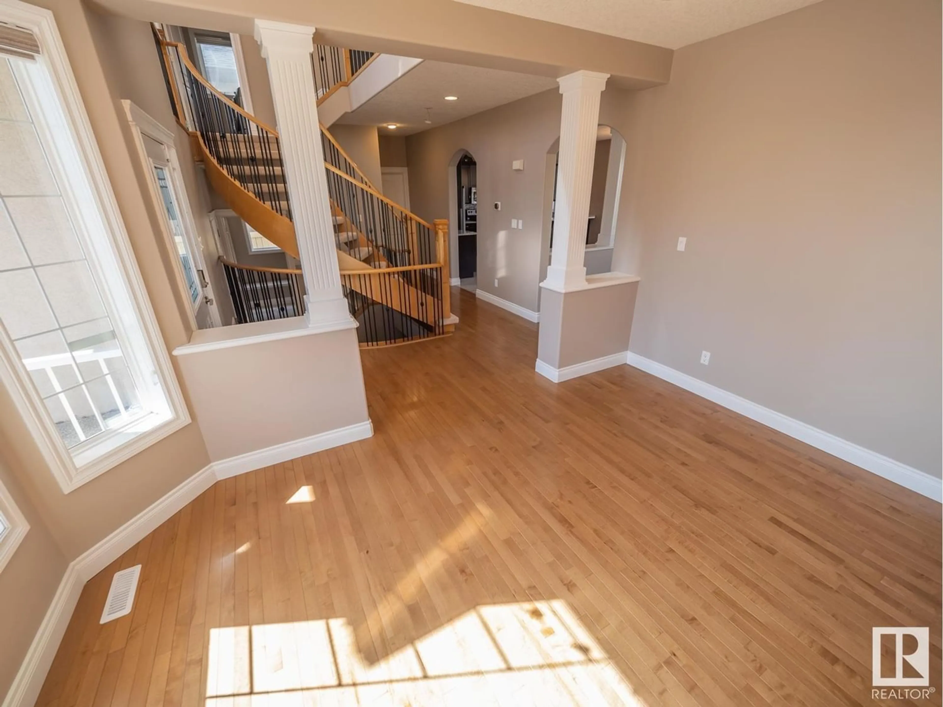 Indoor foyer for 3004 MONTROSE BV, Beaumont Alberta T4X0C1