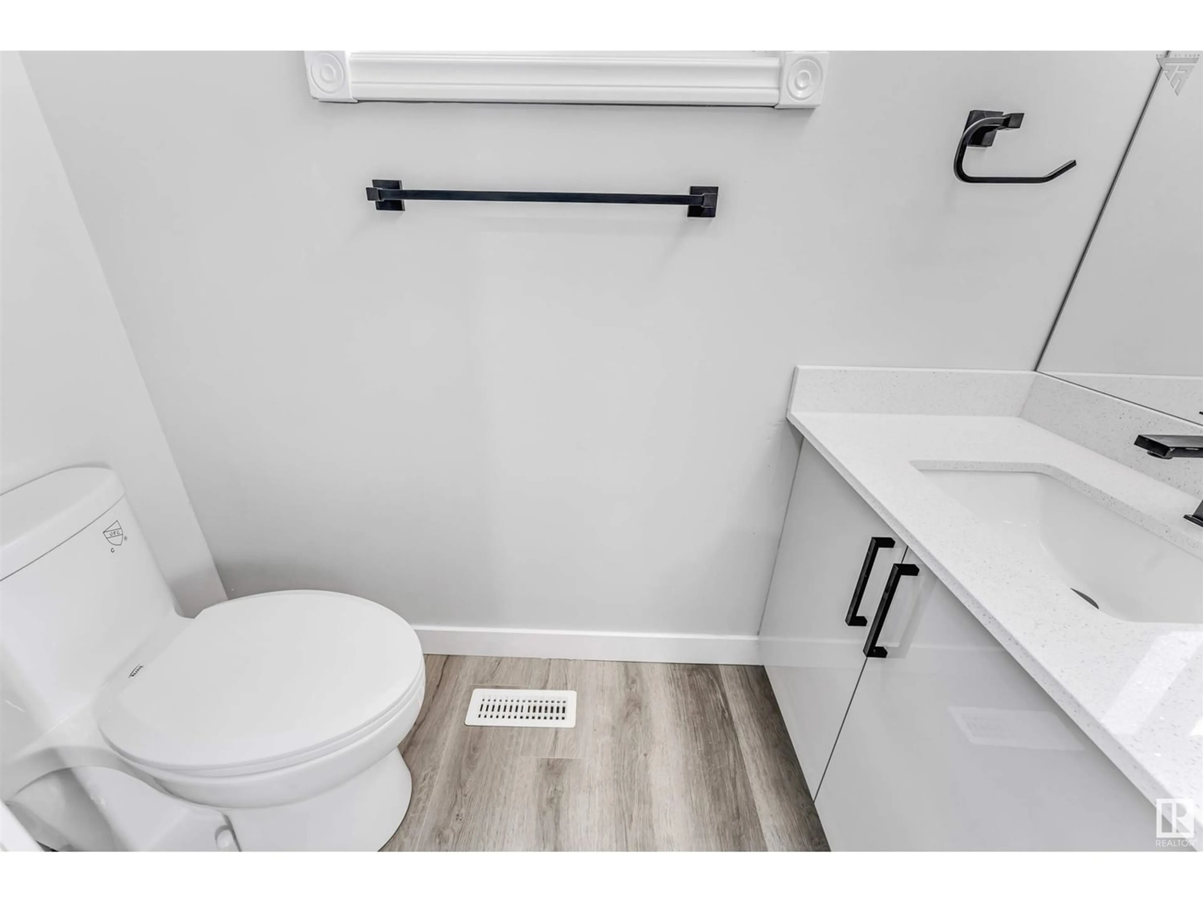 Standard bathroom for 1757 49a ST NW, Edmonton Alberta T6L2Y6