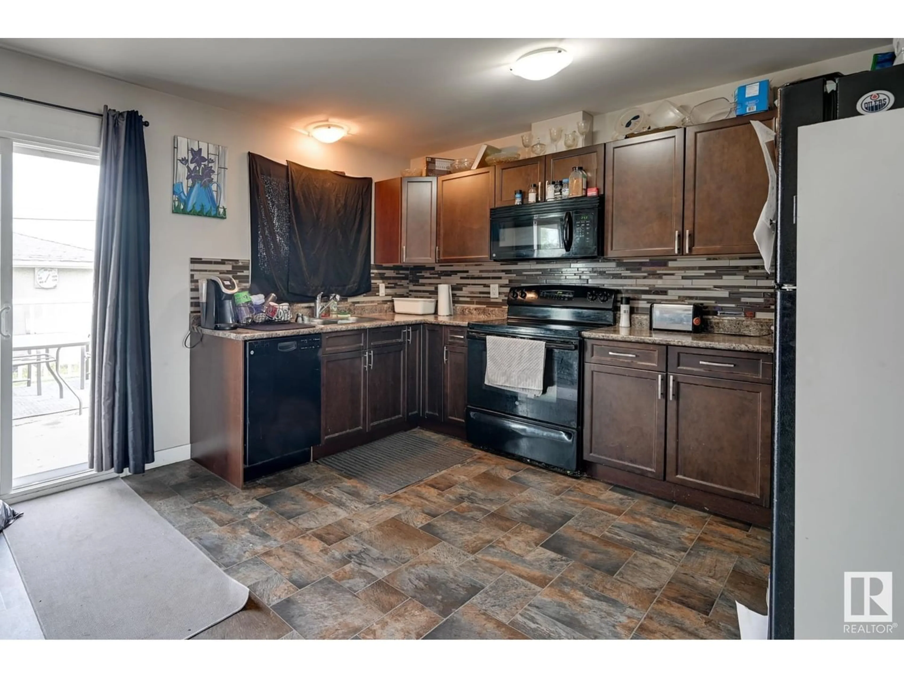 Standard kitchen for 13219 70 ST NW, Edmonton Alberta T5C0K2