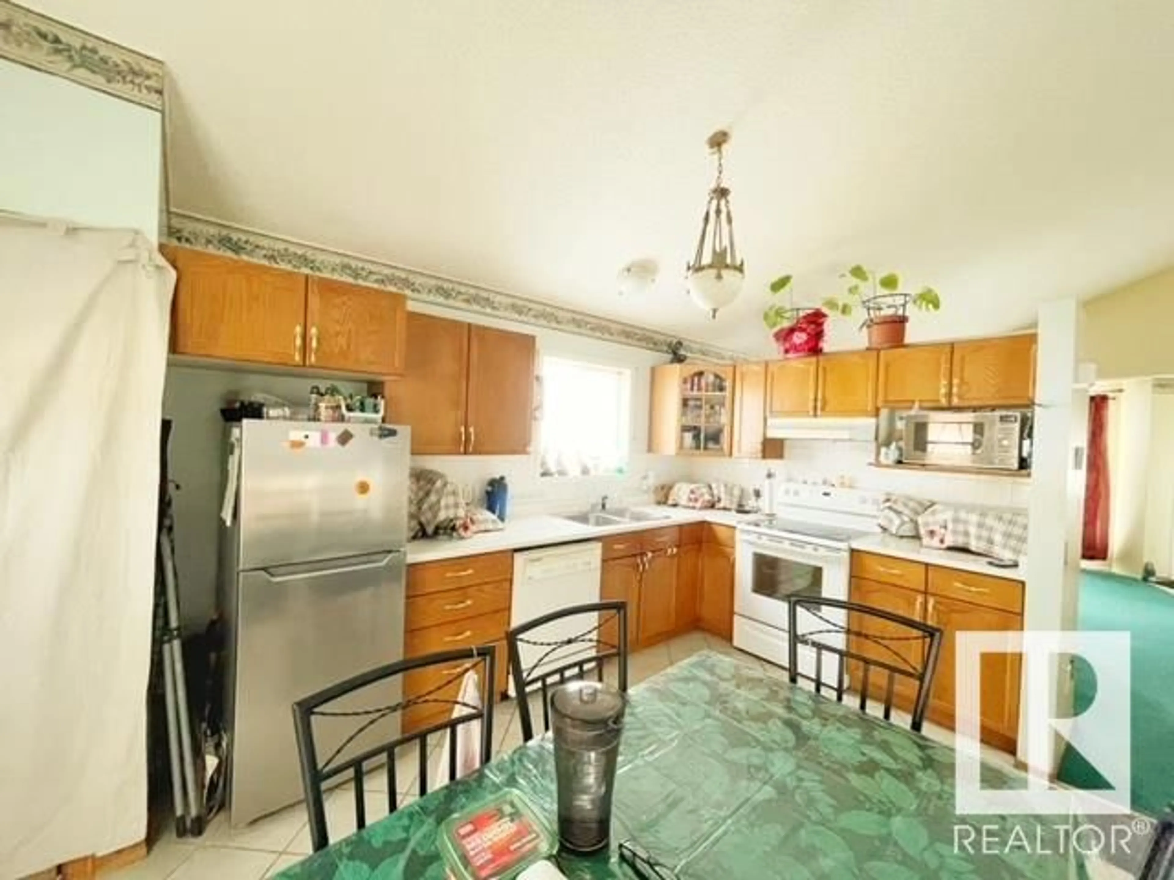 Kitchen for 215 WYMAN LN NW, Edmonton Alberta T6T1M9